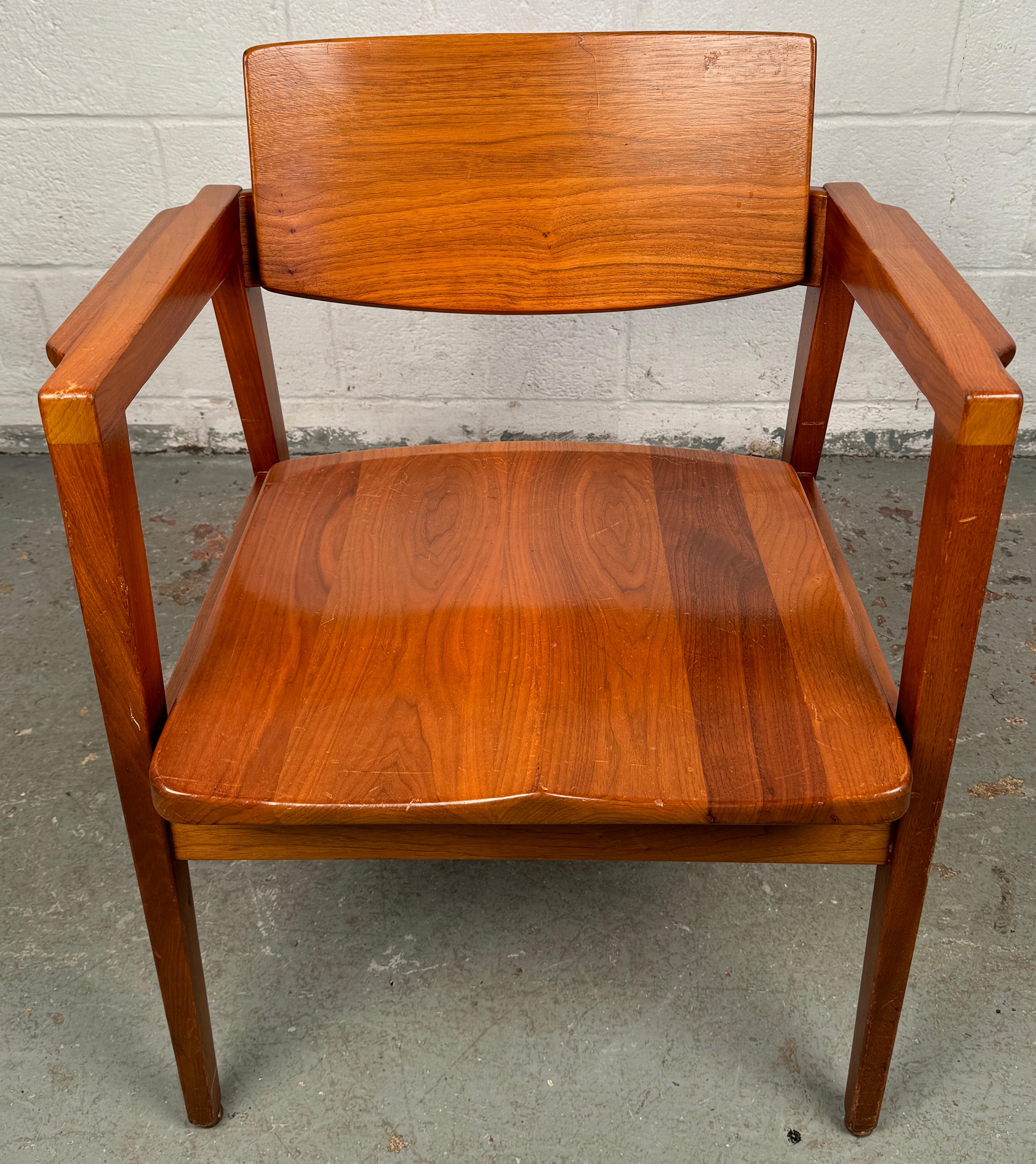 Experience the perfect blend of form and function with this mid-century walnut chair by Gunlocke, a striking example of classic American modernism. Known for producing high-quality seating for offices, institutions, and executive spaces, Gunlocke