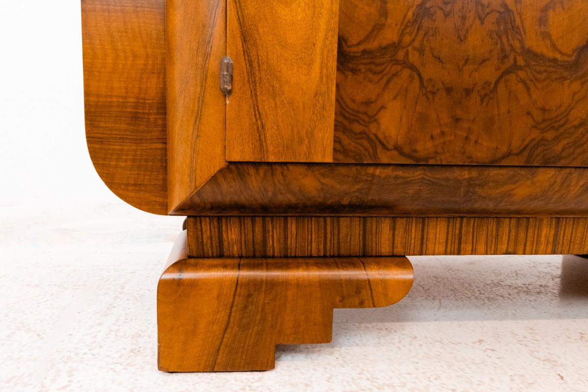 Vintage walnut chest of drawers, Poland, mid-20th century. In Good Condition For Sale In Chorzów, PL