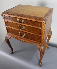 Cassettiera in noce vintage con gambe a cabriole e maniglie dorate