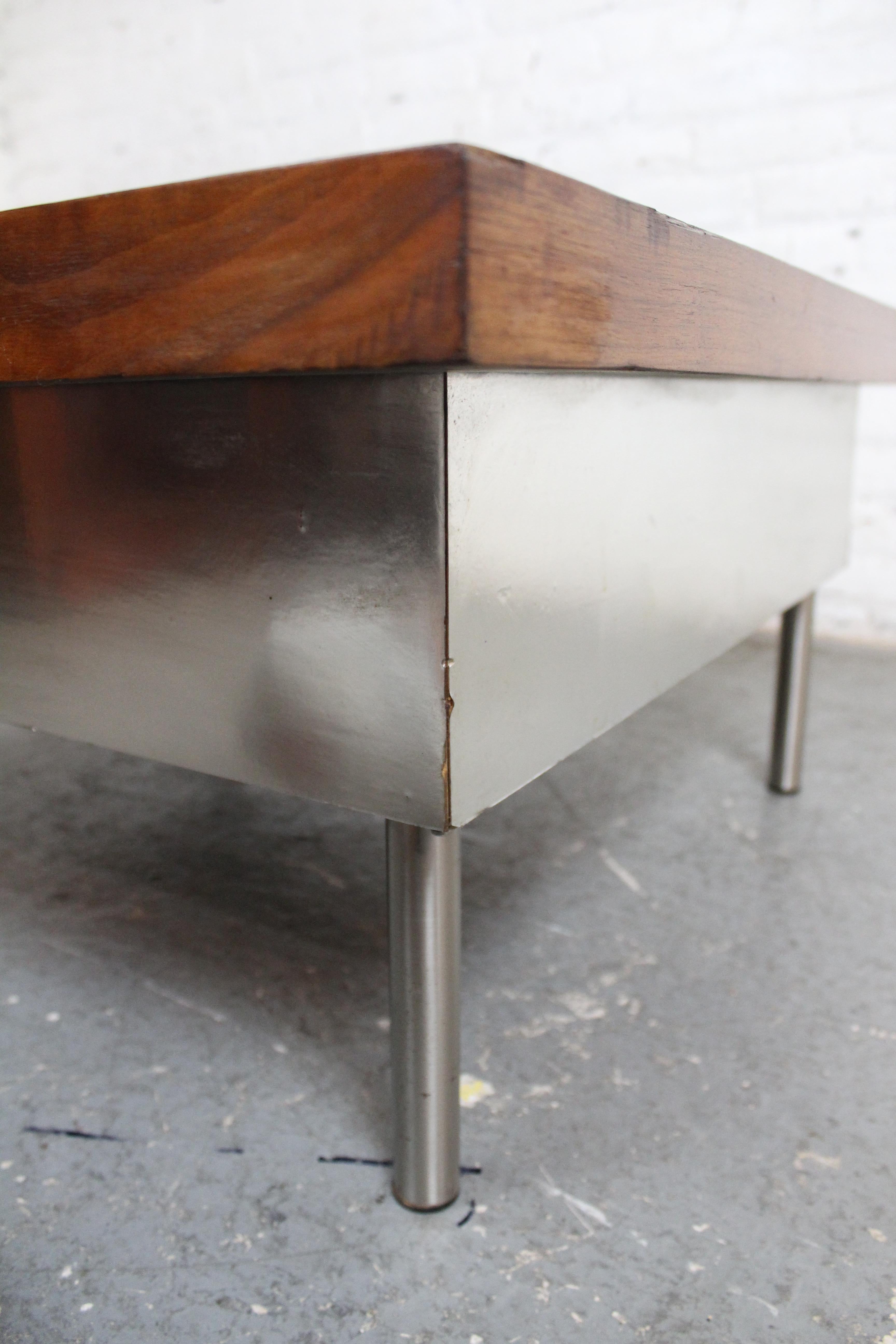 Quadratischer Vintage-Couchtisch aus Nussbaum + Chrom von Maurice Villency im Angebot 6