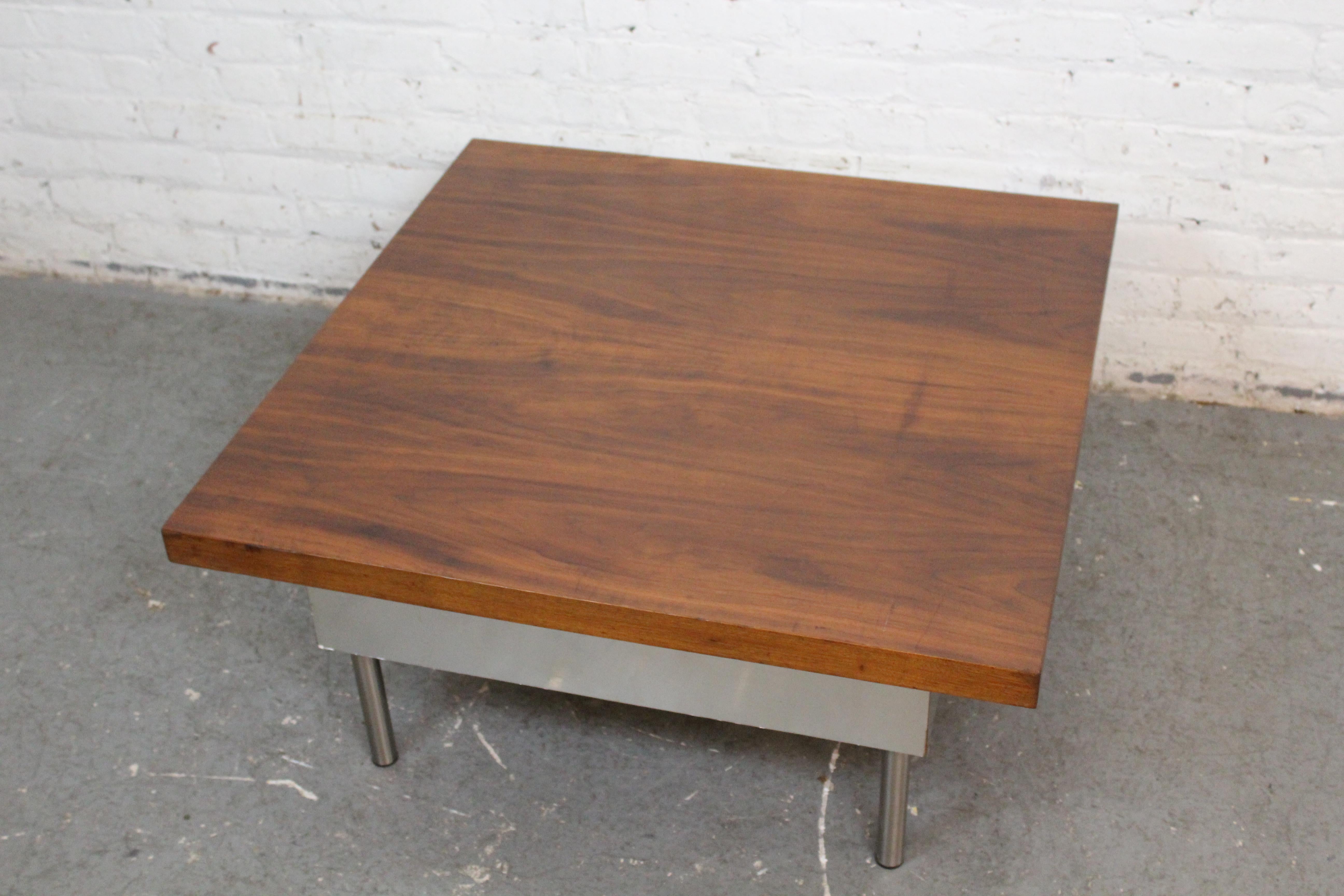 Quadratischer Vintage-Couchtisch aus Nussbaum + Chrom von Maurice Villency im Angebot 8