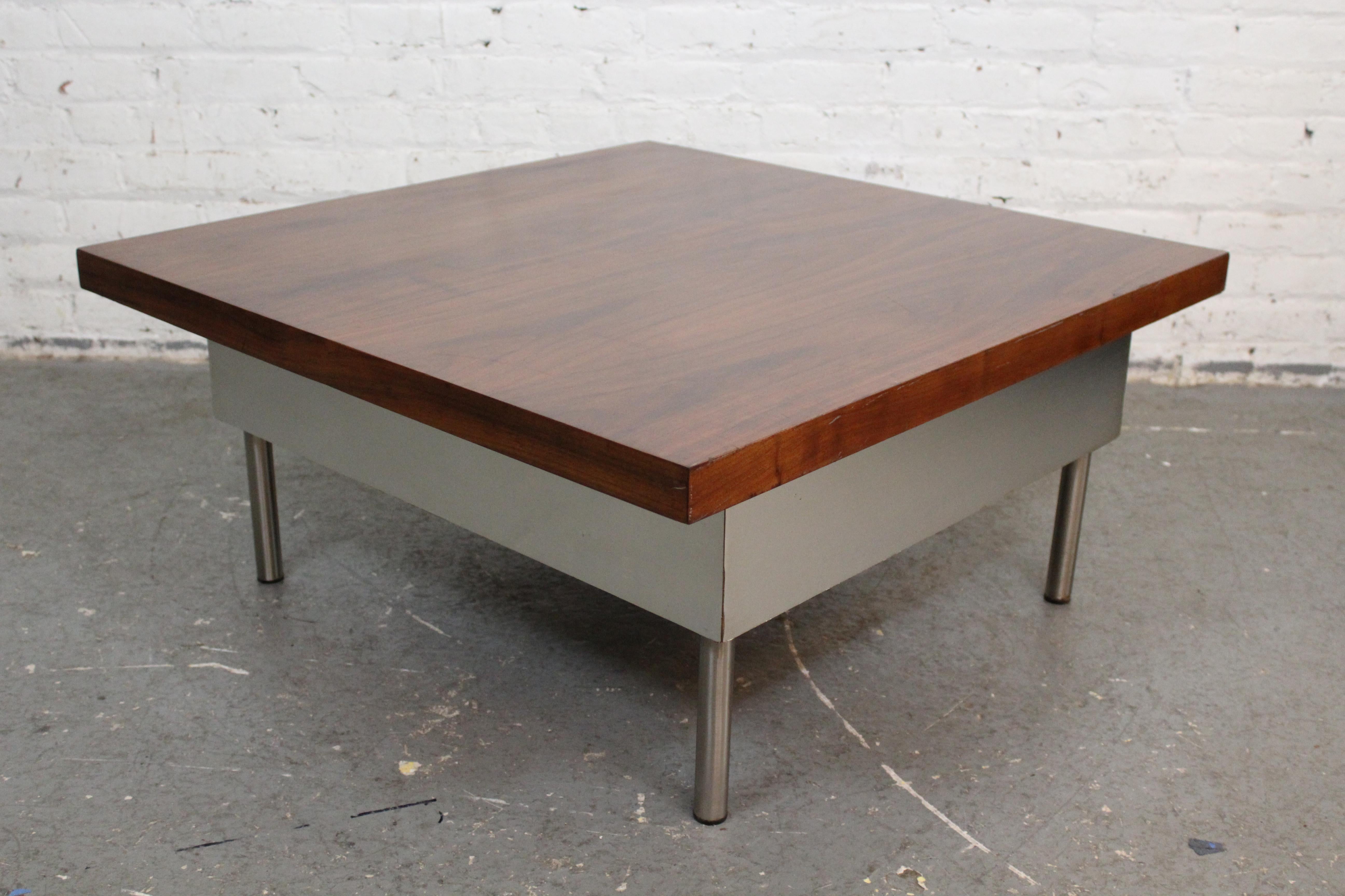 Quadratischer Vintage-Couchtisch aus Nussbaum + Chrom von Maurice Villency im Angebot 9