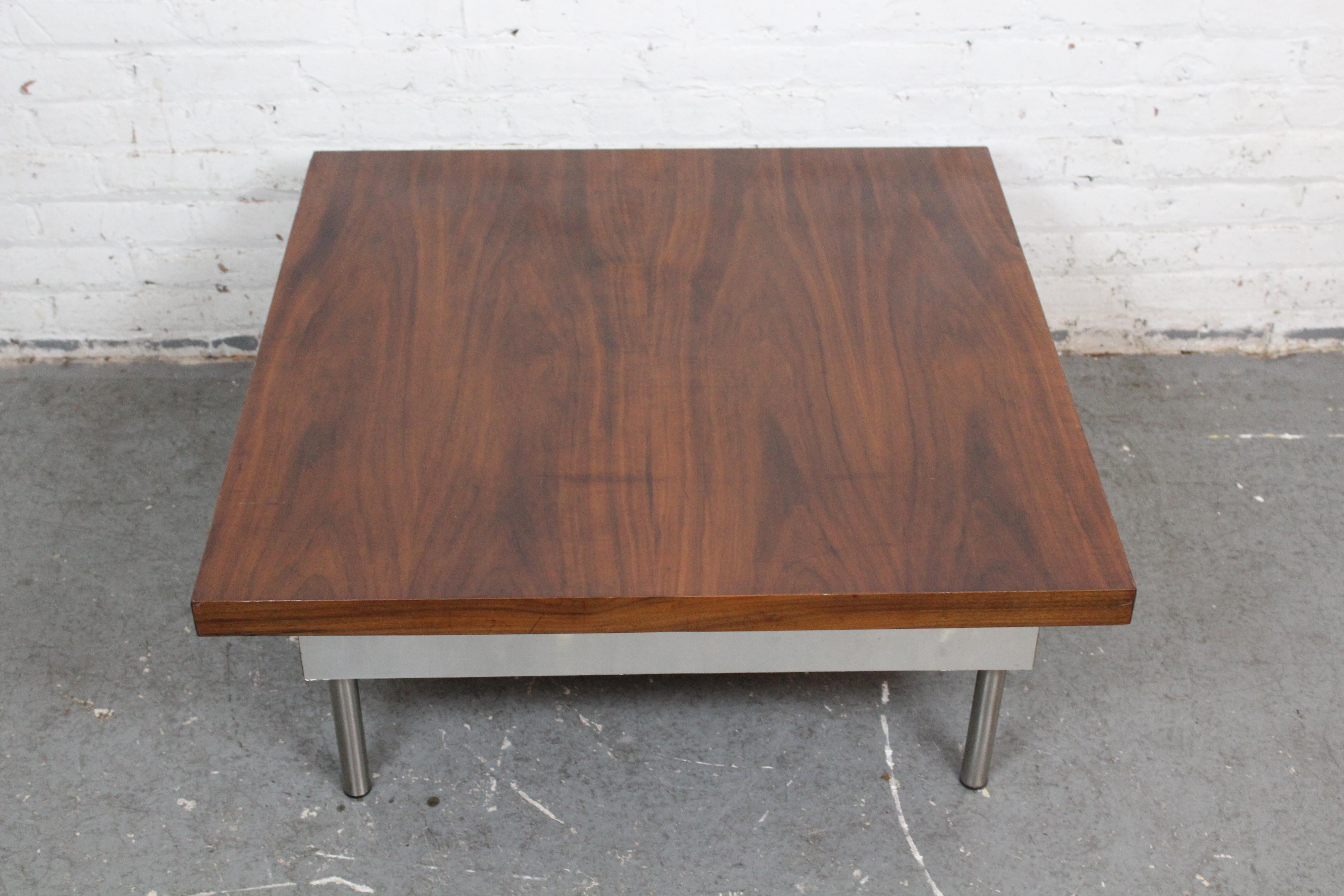 Holen Sie sich echtes amerikanisches Mid-Century Modern Design nach Hause mit diesem fantastischen Couchtisch aus Walnussholz und Chrom von Maurice Villency aus New York! Dieser robuste Couchtisch hat eine dicke, quadratische Platte aus Walnussholz,