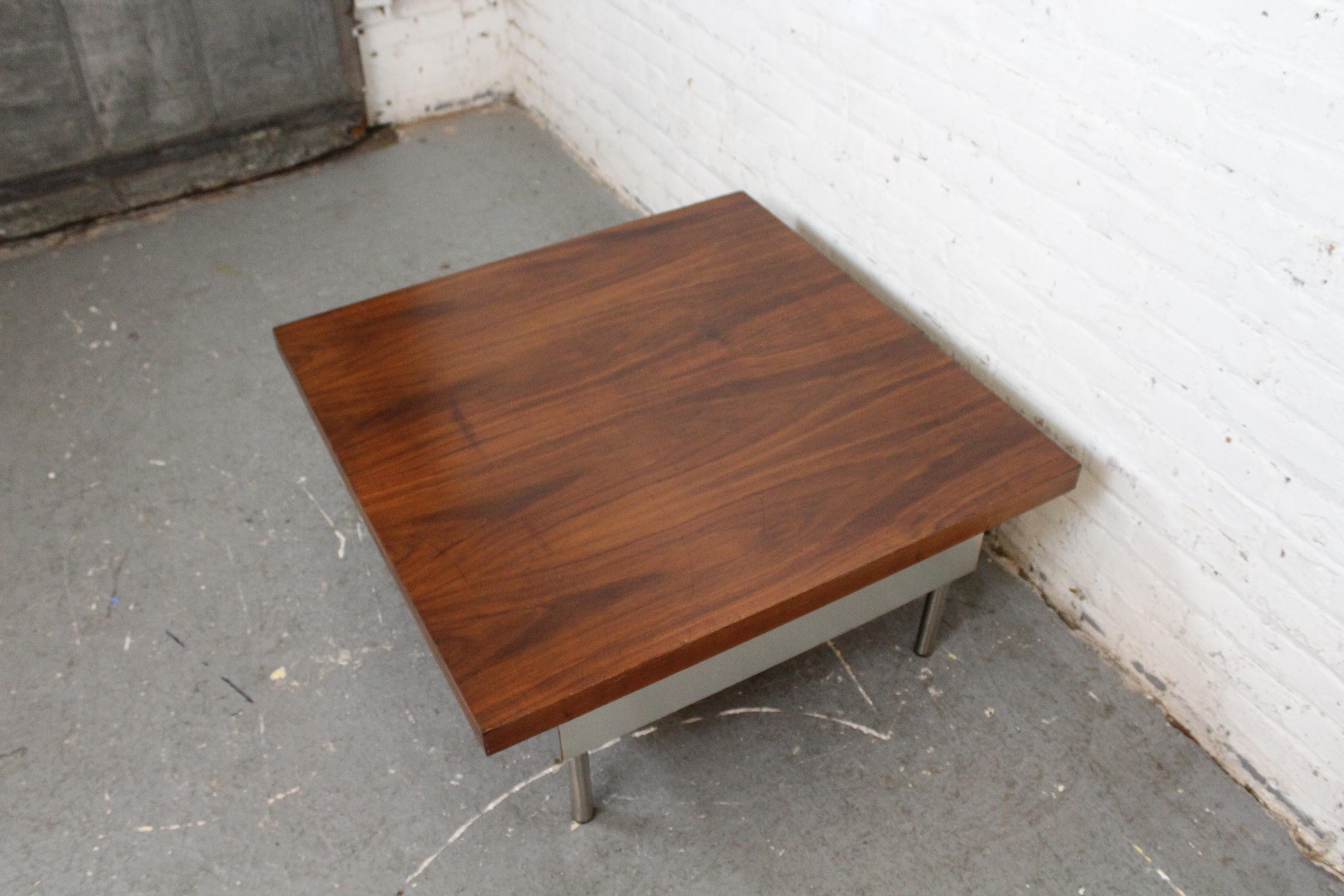 Quadratischer Vintage-Couchtisch aus Nussbaum + Chrom von Maurice Villency (Moderne der Mitte des Jahrhunderts) im Angebot