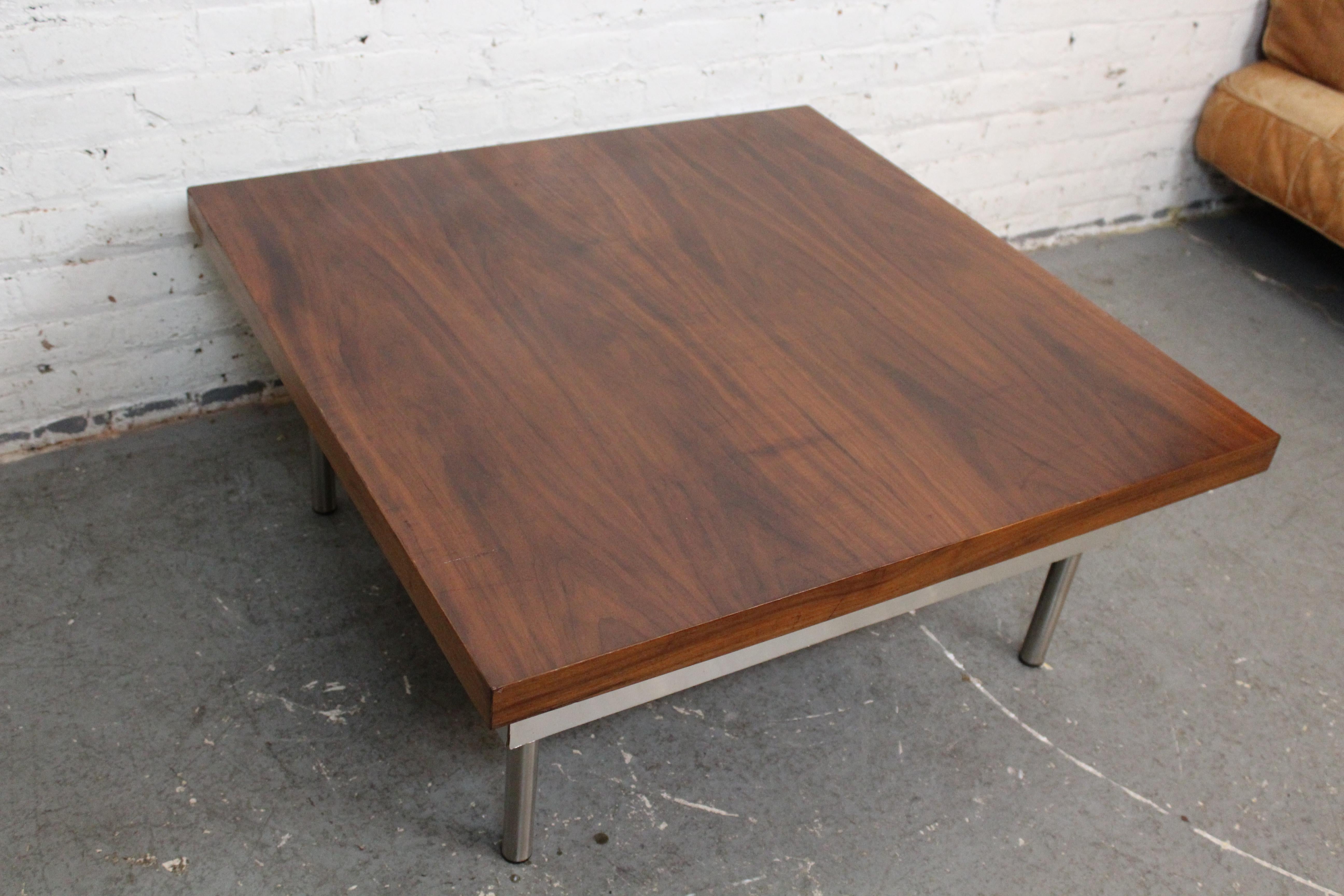 Quadratischer Vintage-Couchtisch aus Nussbaum + Chrom von Maurice Villency (amerikanisch) im Angebot