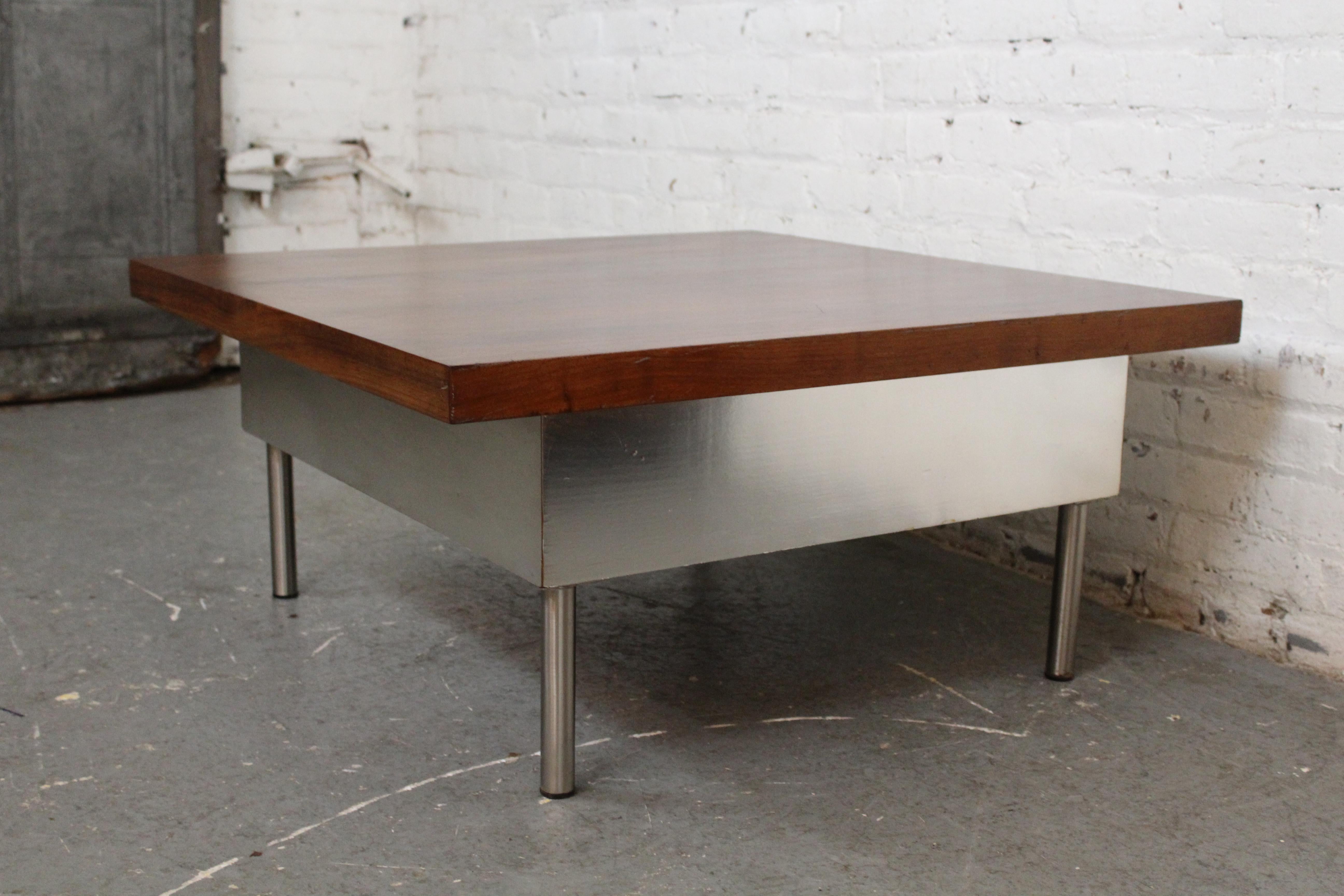 Quadratischer Vintage-Couchtisch aus Nussbaum + Chrom von Maurice Villency (Furnier) im Angebot