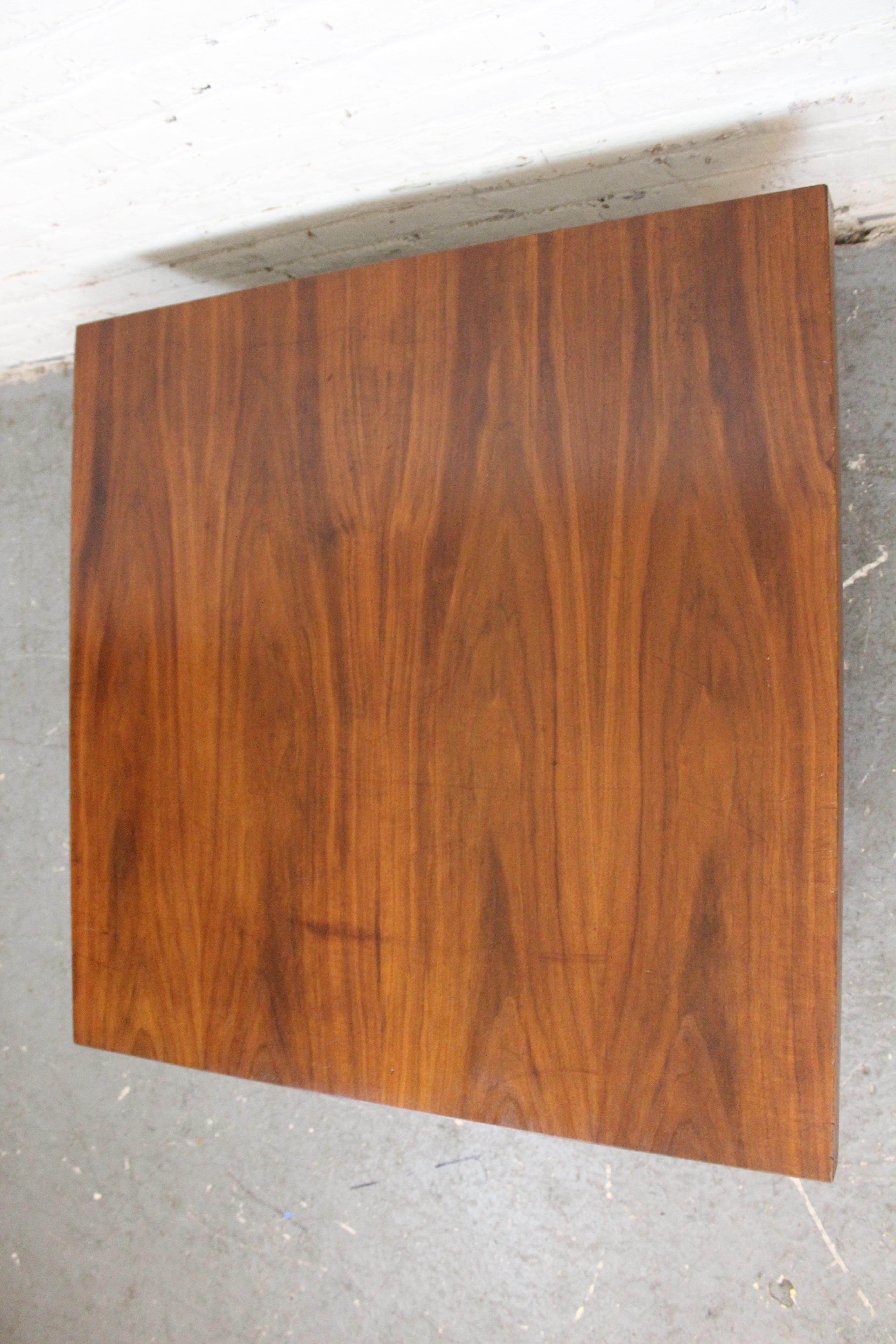 Quadratischer Vintage-Couchtisch aus Nussbaum + Chrom von Maurice Villency im Zustand „Gut“ im Angebot in Brooklyn, NY