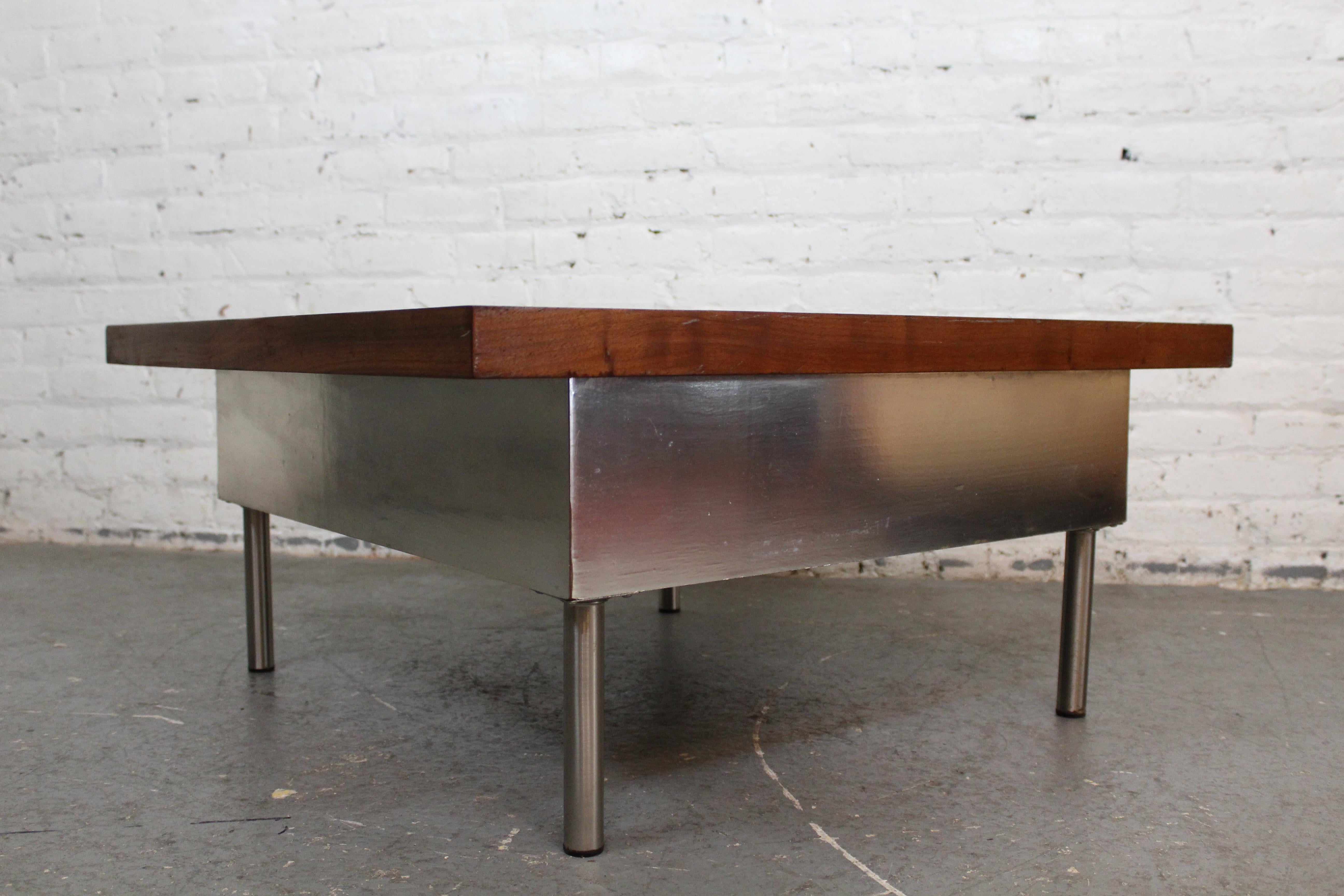 Quadratischer Vintage-Couchtisch aus Nussbaum + Chrom von Maurice Villency (20. Jahrhundert) im Angebot