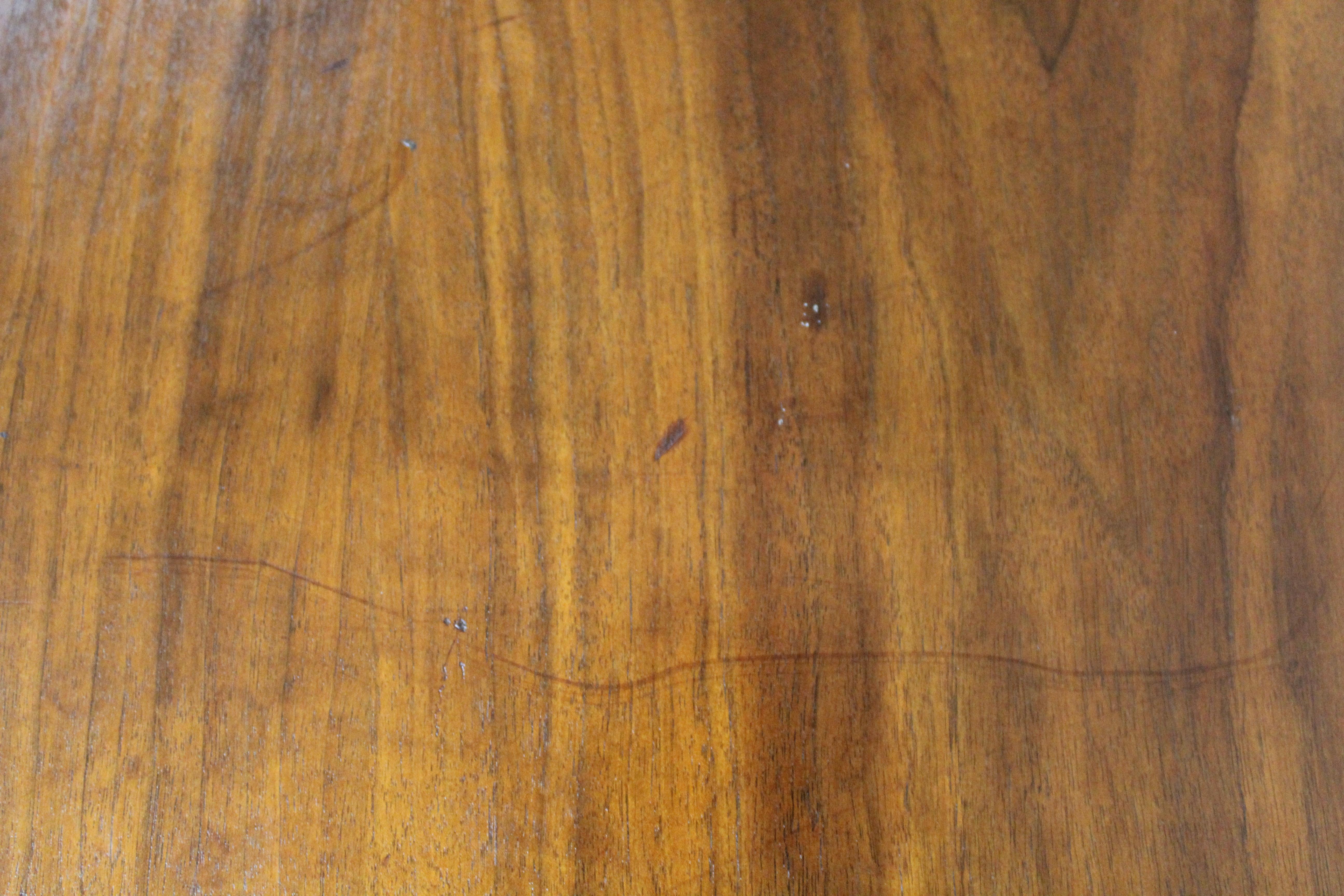 Quadratischer Vintage-Couchtisch aus Nussbaum + Chrom von Maurice Villency im Angebot 2