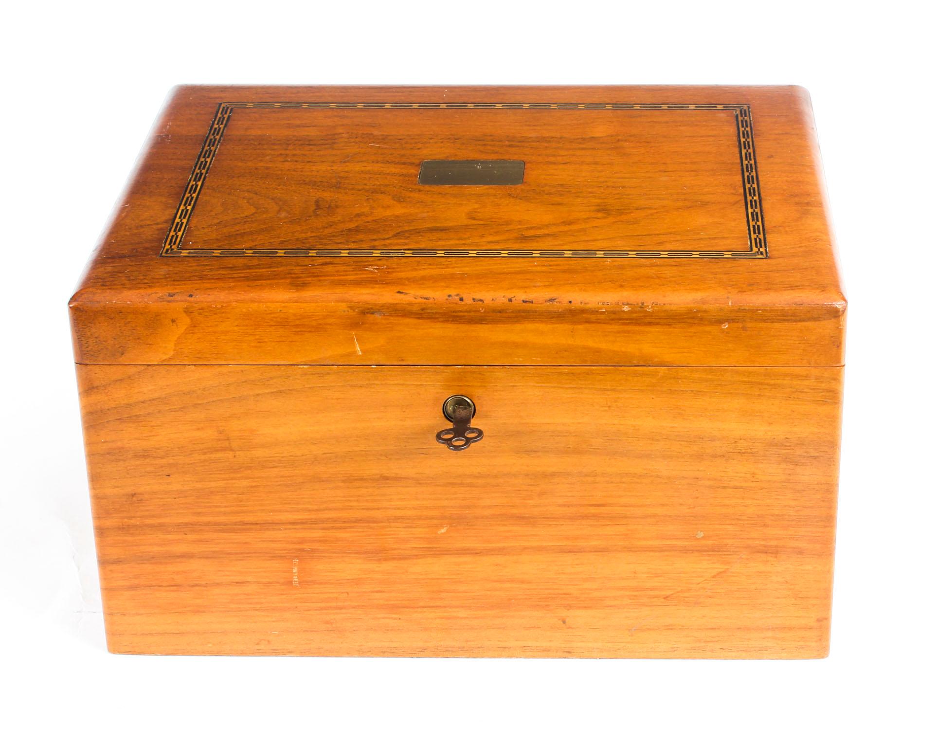 Vintage solid walnut cigar humidor and smoking accessories, mid-20th century in date.

It has a Spanish cedar-lined interior which helps to keep the aroma and is equipped with a humidification system.

The lid has crossbanded decoration and a