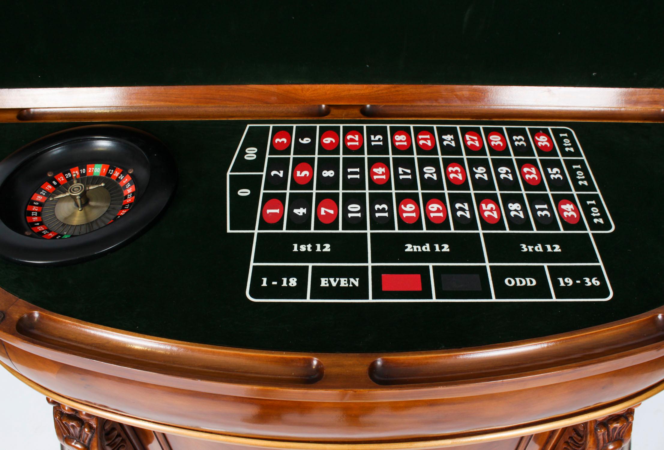 Barra de copas vintage de nogal con tableros de ruleta y dados Siglo XX en venta 5