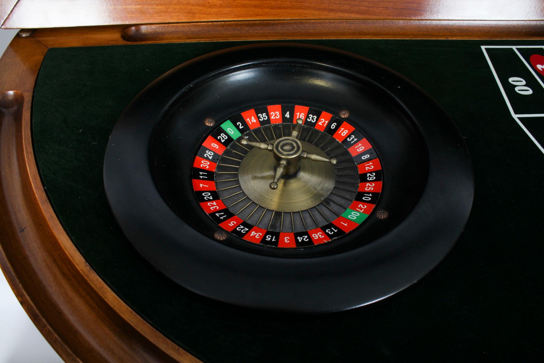 Barra de copas vintage de nogal con tableros de ruleta y dados Siglo XX en venta 6
