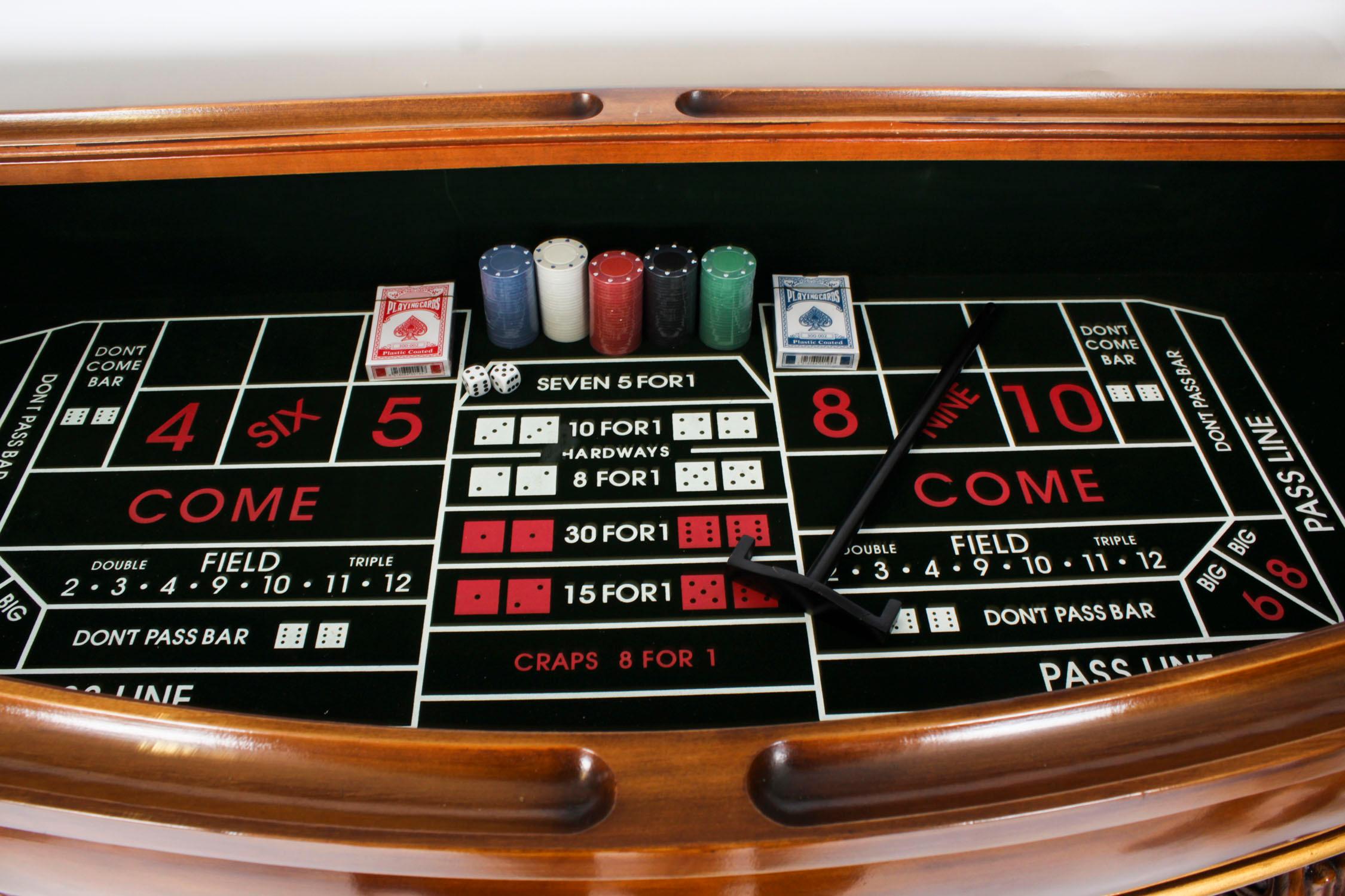 Barra de copas vintage de nogal con tableros de ruleta y dados Siglo XX en venta 7