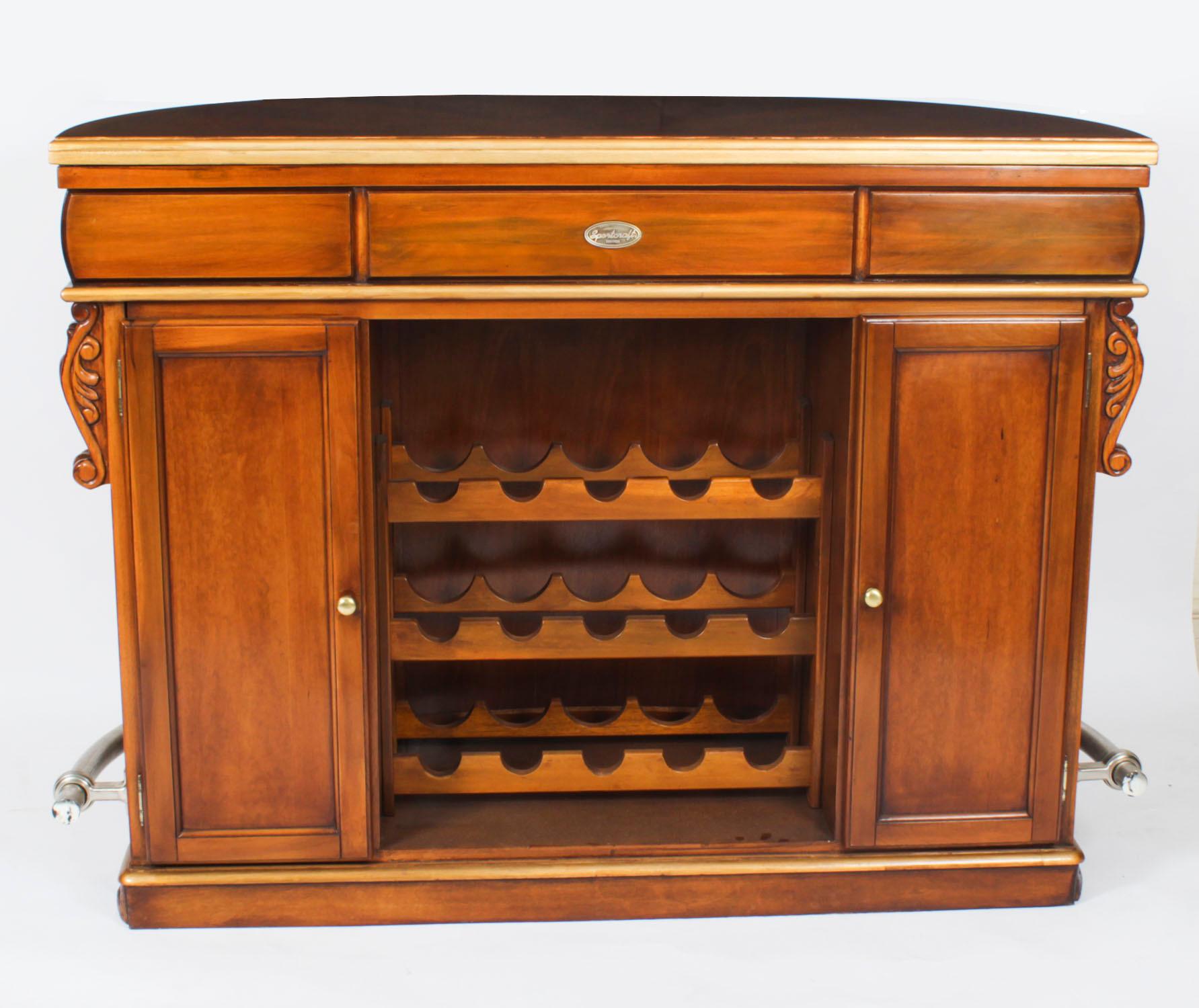 Barra de copas vintage de nogal con tableros de ruleta y dados Siglo XX en venta 9