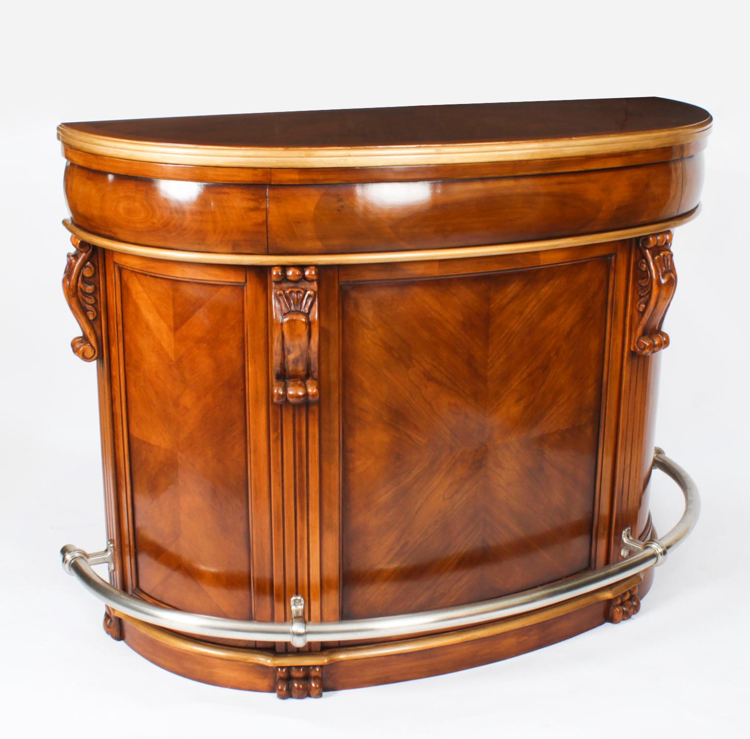 Se trata de una fantástica barra vintage de nogal para juegos de casino de mediados del siglo XX.

El hermoso bar en forma de demi-luna cuenta con mesas de juego de dos niveles forradas de baize, la primera para la ruleta y la segunda para los