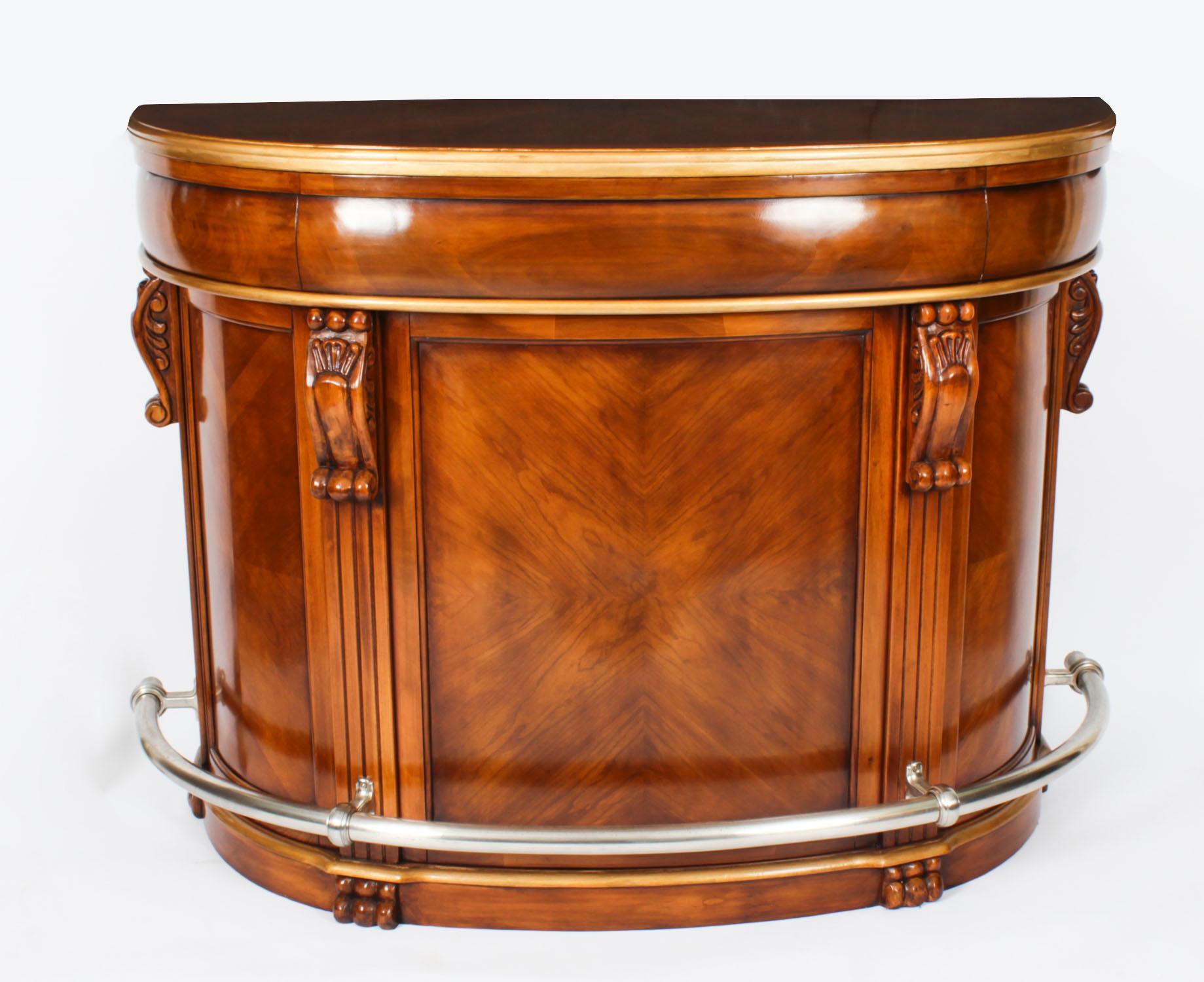 Barra de copas vintage de nogal con tableros de ruleta y dados Siglo XX en Bueno estado para la venta en London, GB