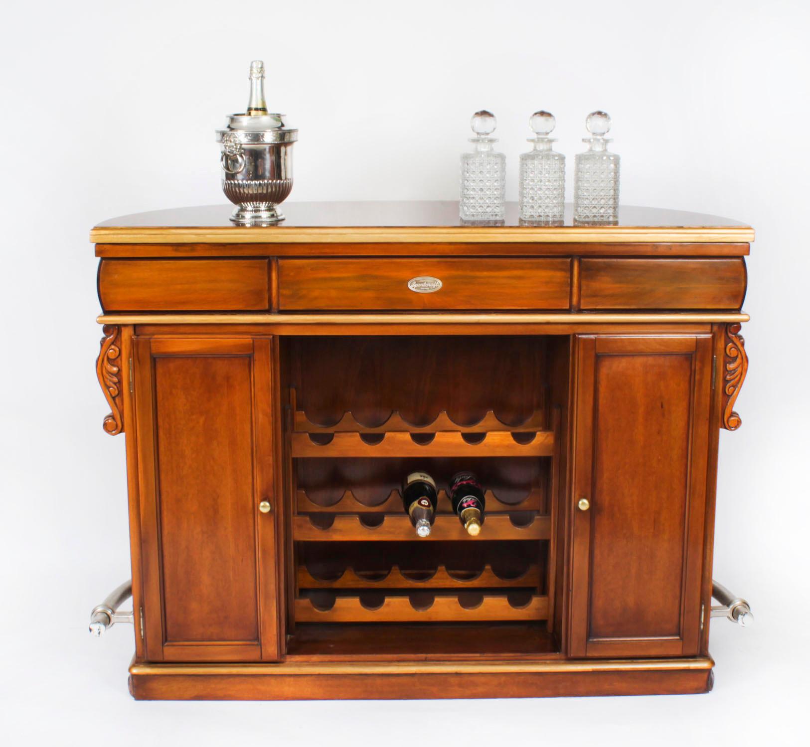 Barra de copas vintage de nogal con tableros de ruleta y dados Siglo XX siglo XX en venta