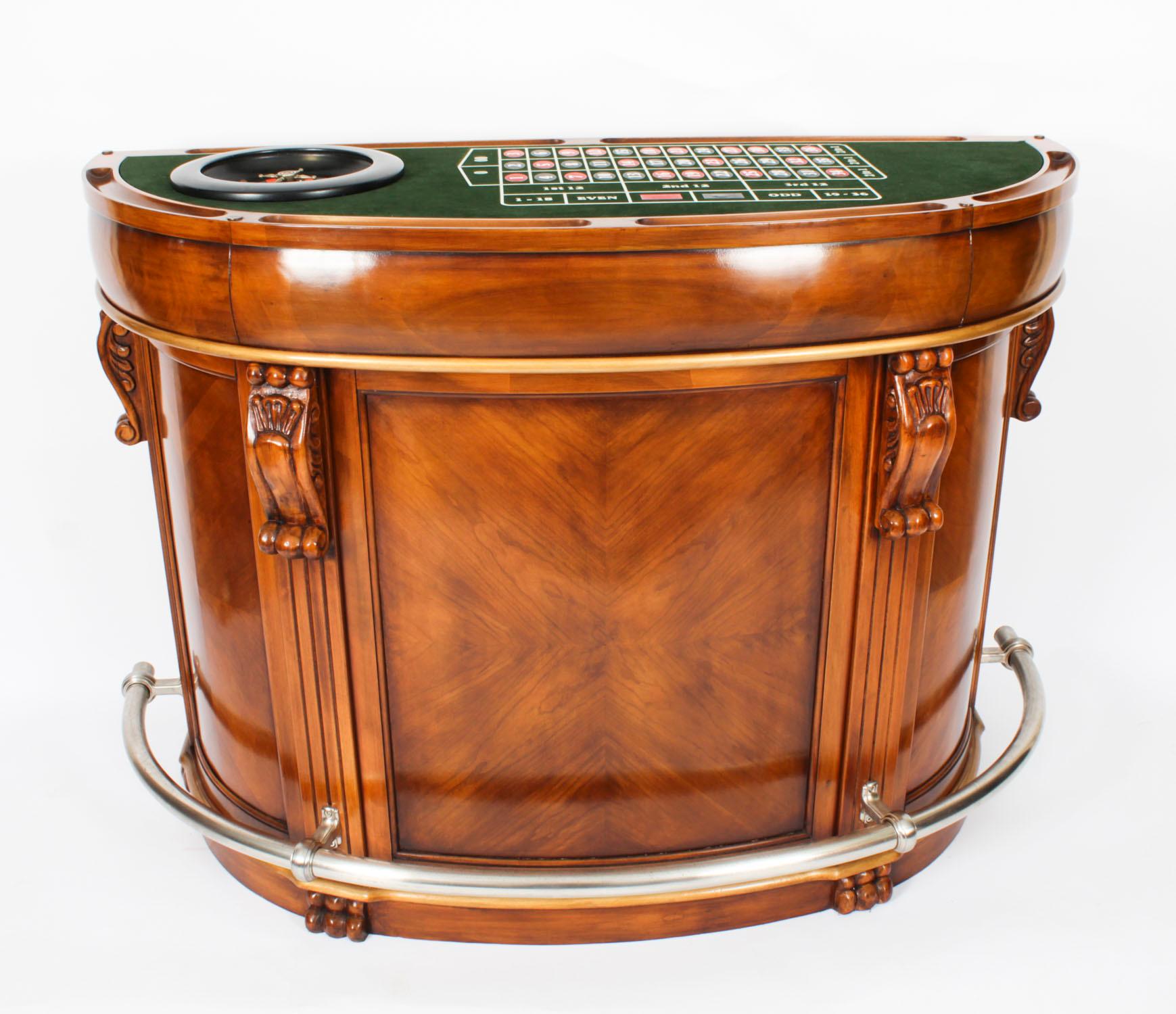 Barra de copas vintage de nogal con tableros de ruleta y dados Siglo XX en venta 3