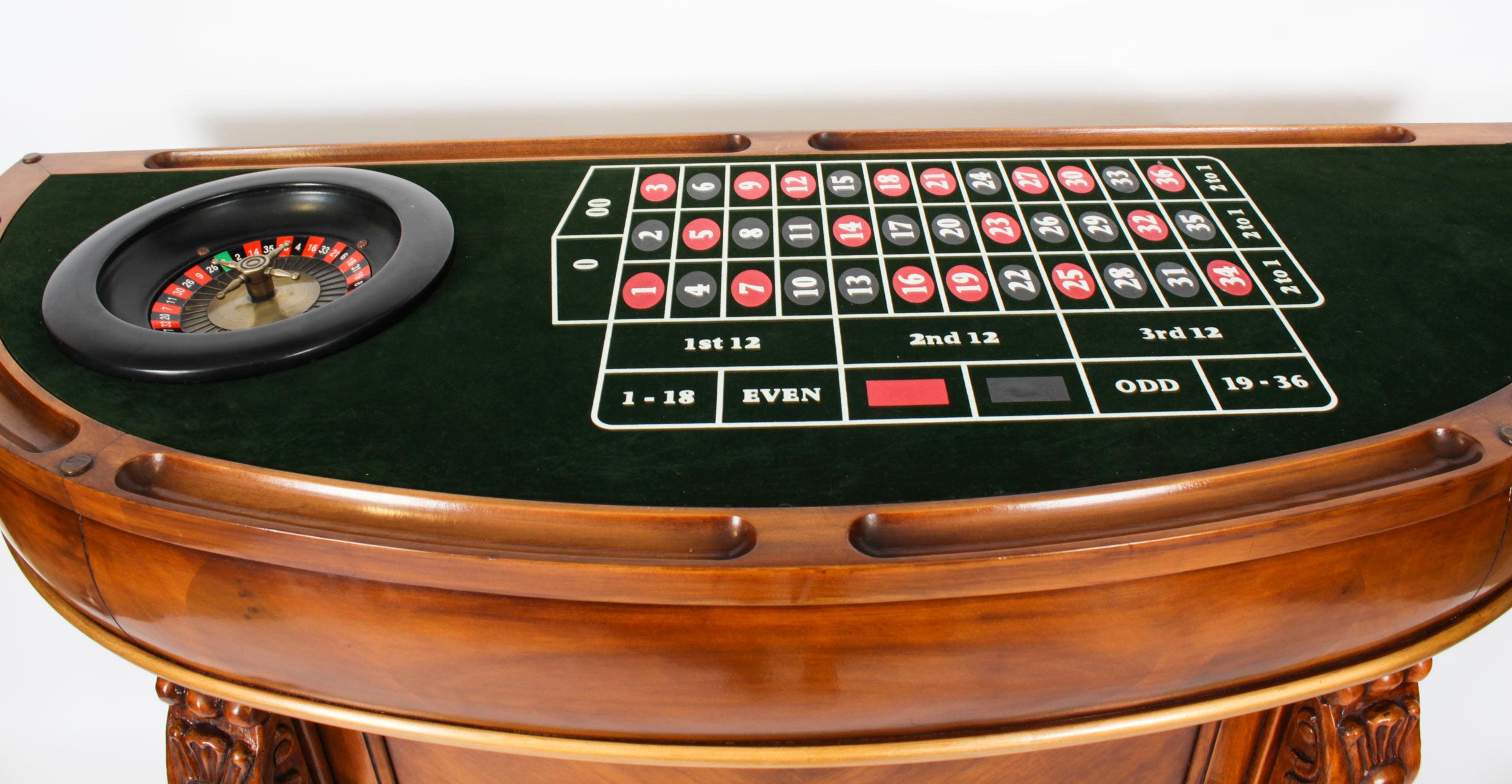 Barra de copas vintage de nogal con tableros de ruleta y dados Siglo XX en venta 4