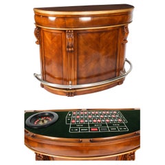 Bar per cocktail in noce d'epoca con tavoli da roulette e da dadi XX secolo