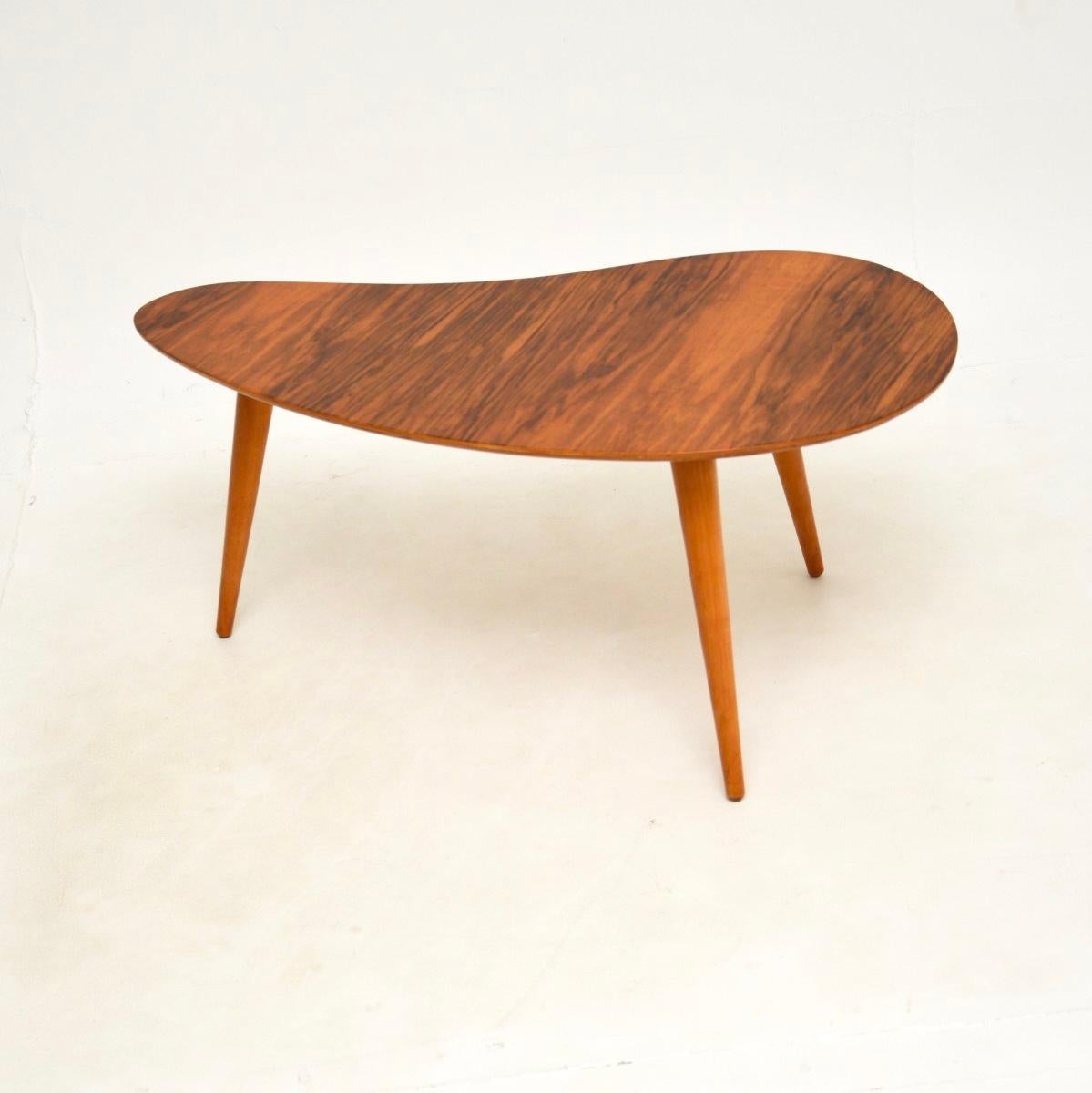 Britannique Vintage Walnut Coffee / Side Table en vente