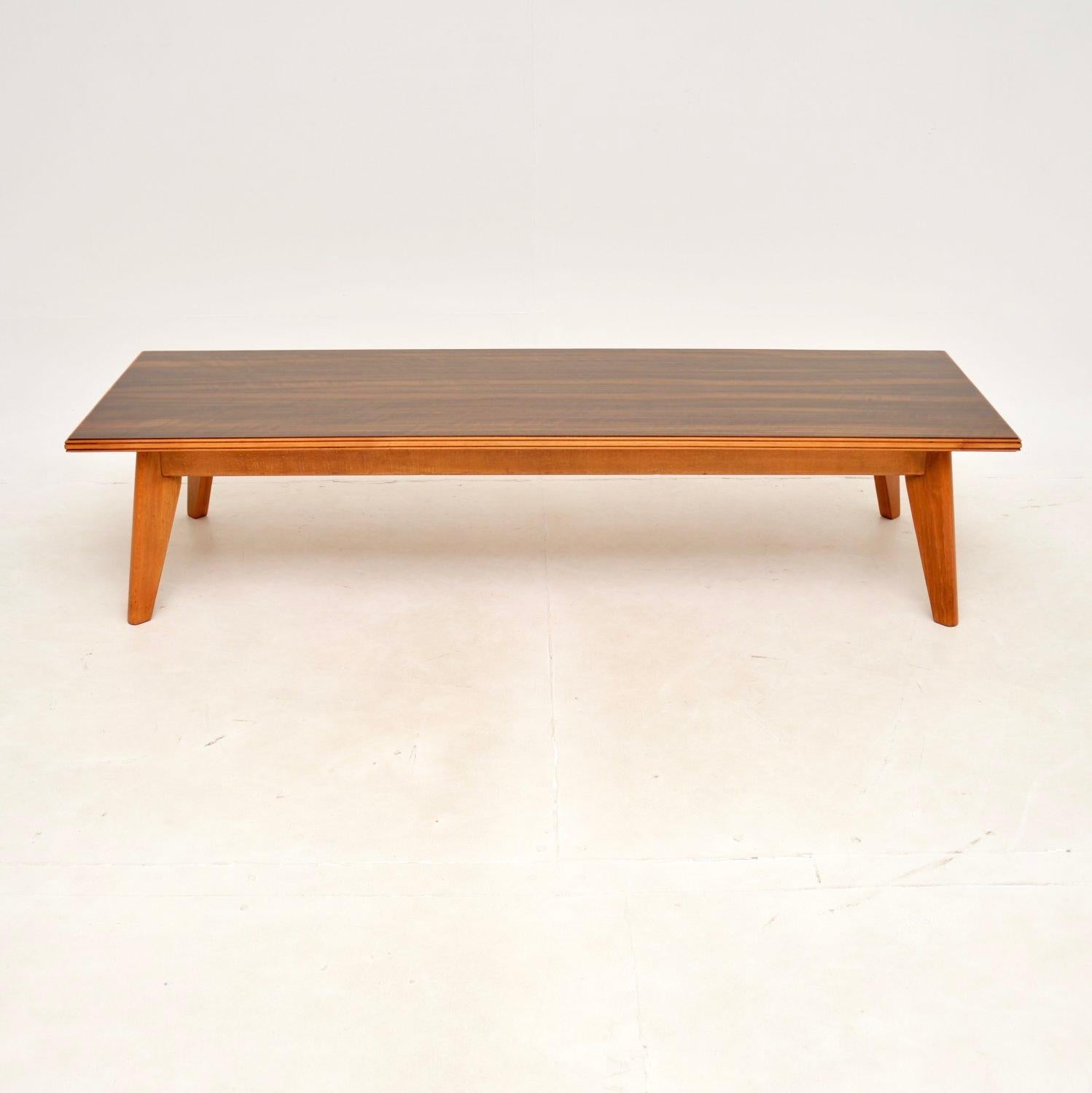 Mid-Century Modern Table basse vintage en noyer par Peter Hayward pour Vanson en vente