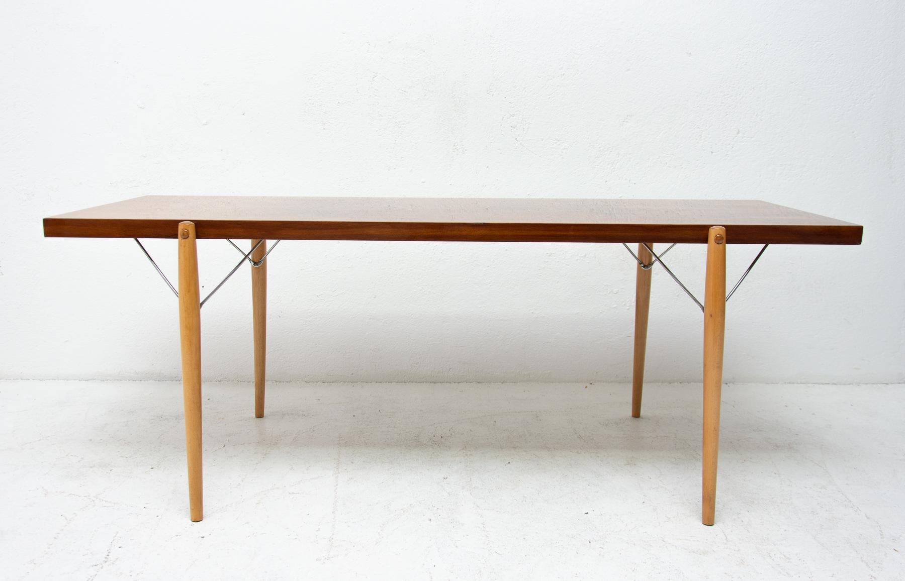 Moderne Table basse vintage de J.mdek et M.Por pour P Zvody, 1970 en vente