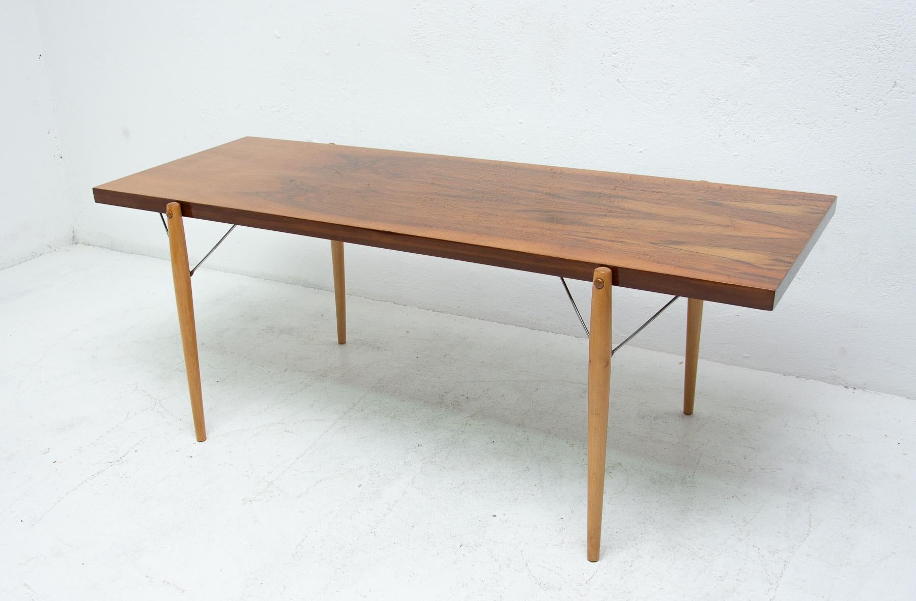 Vintage Coffee Table by J.Šmídek and M.Požár for ÚP Závody, 1970s In Excellent Condition For Sale In Prague 8, CZ
