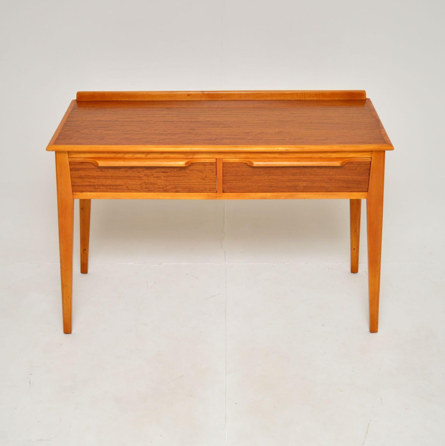 An extremely stylish and well made vintage walnut console table by Finewood. This was made in England, it dates from around the 1950-60’s.

It is of excellent quality and is beautifully designed. Furniture by the manufacturer Finewood is quite rare