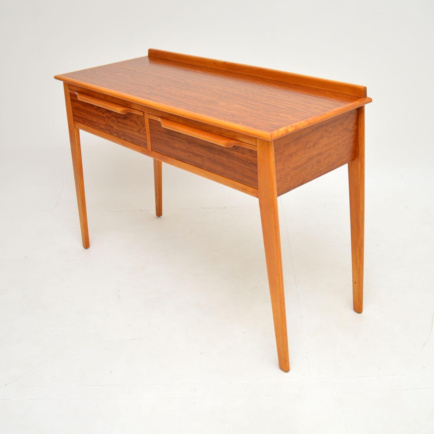 Mesa consola vintage de nogal by Finewood Británico en venta