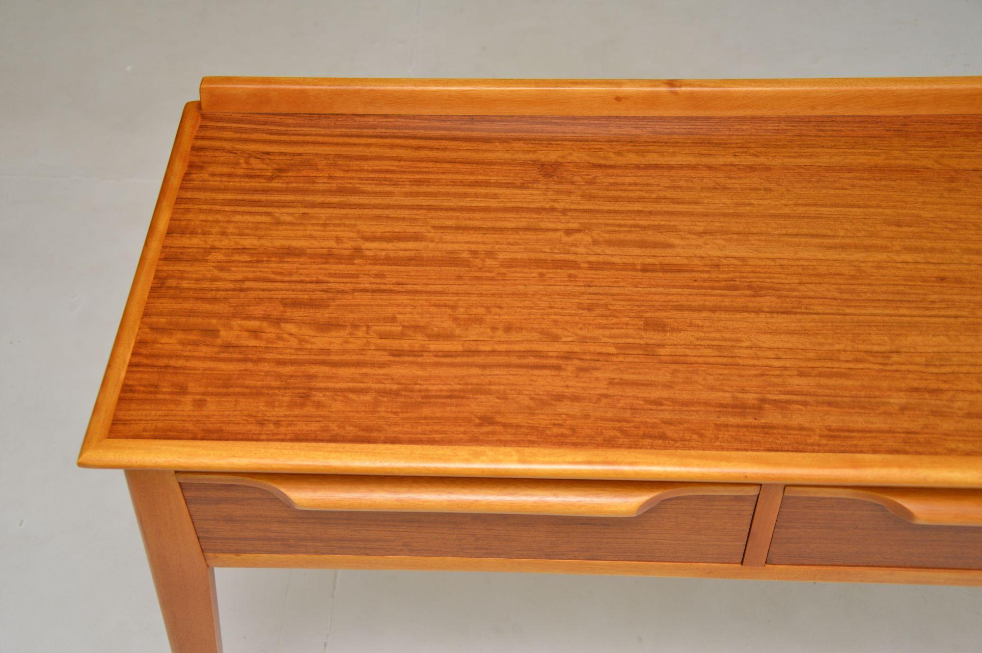Vintage Walnut Console Table by Finewood In Good Condition For Sale In London, GB