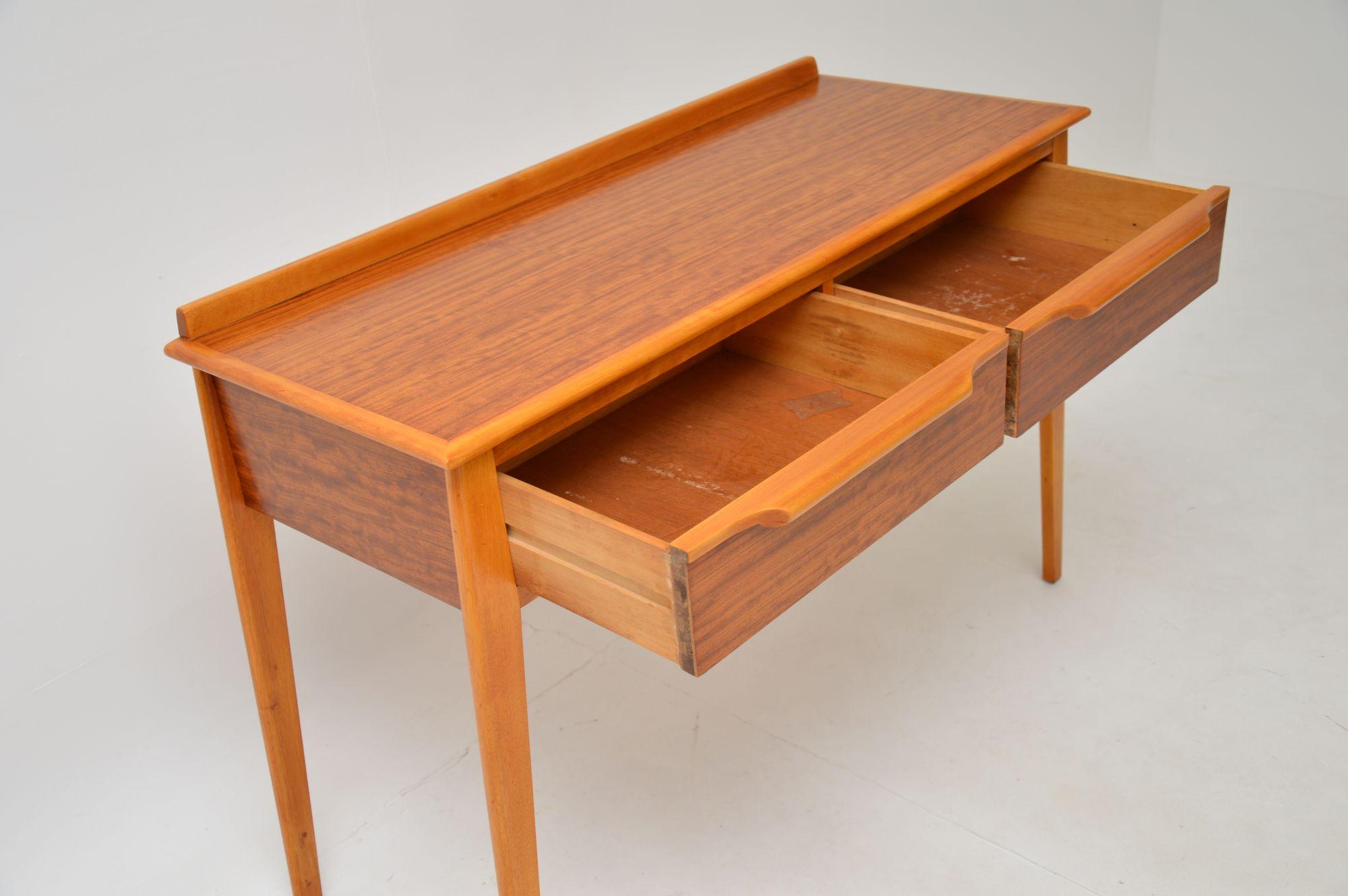 Mesa consola vintage de nogal by Finewood en Bueno estado para la venta en London, GB