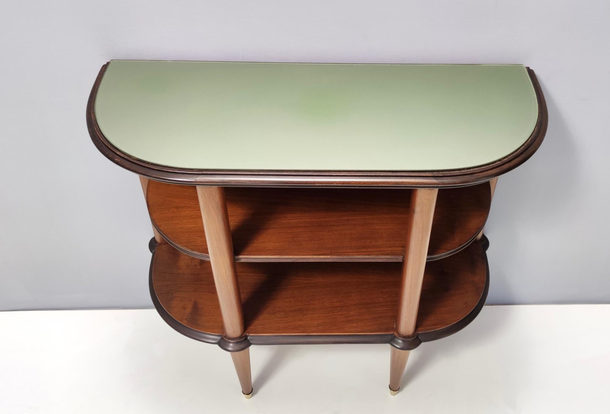 Konsolentisch aus Nussbaumholz im Vintage-Stil mit hellgrüner Glasplatte und zwei Einlegeböden, Italien im Angebot 1