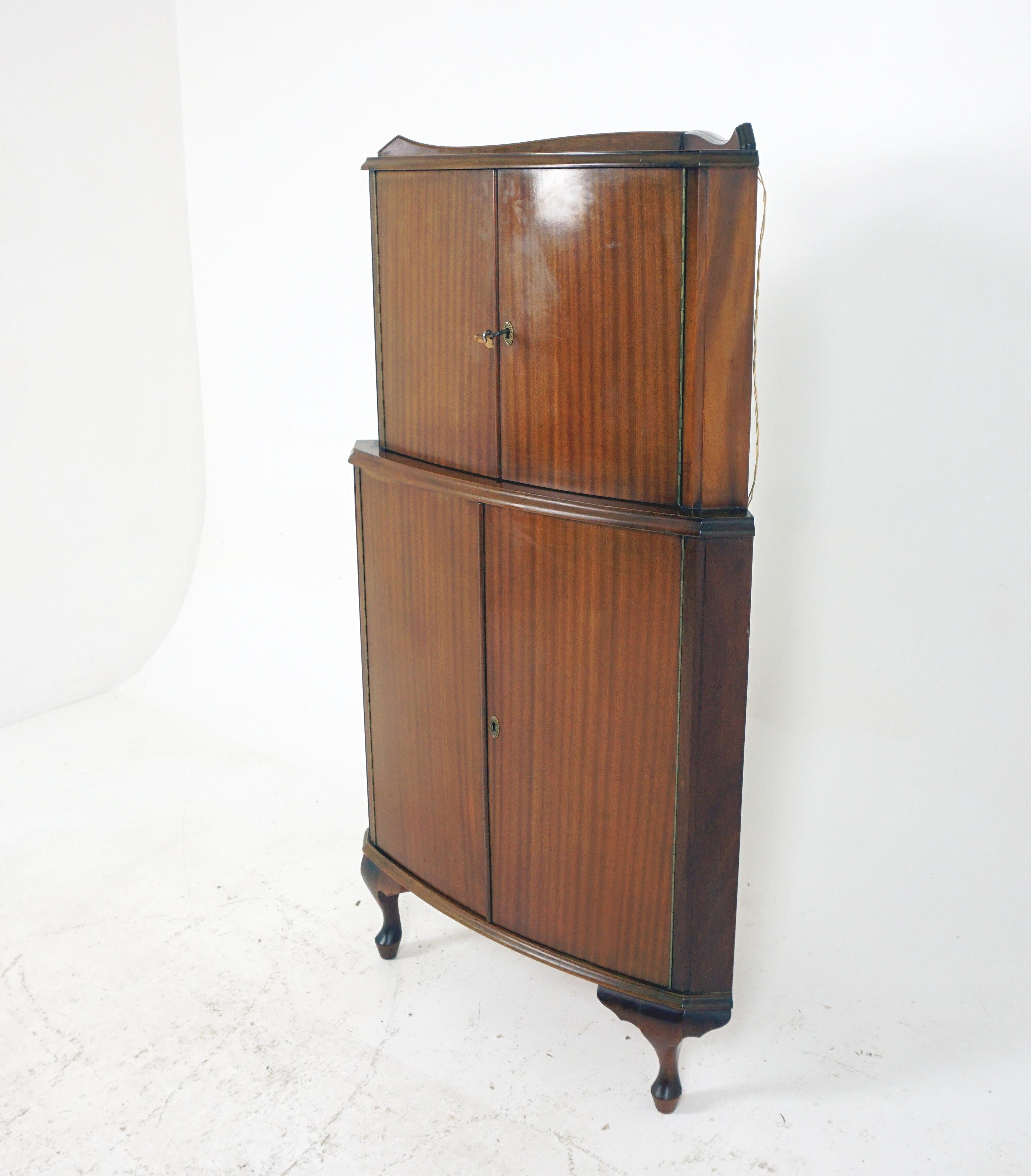 Vintage Art Deco walnut bow front corner cocktail cabinet, drinks cabinet, Scotland 1930, B2577.

Scotland 1930
Walnut.
Original finish.
Shaped gallery on top.
Pair of bow front doors.
The top part is all mirrors with glass shelf.
Lower