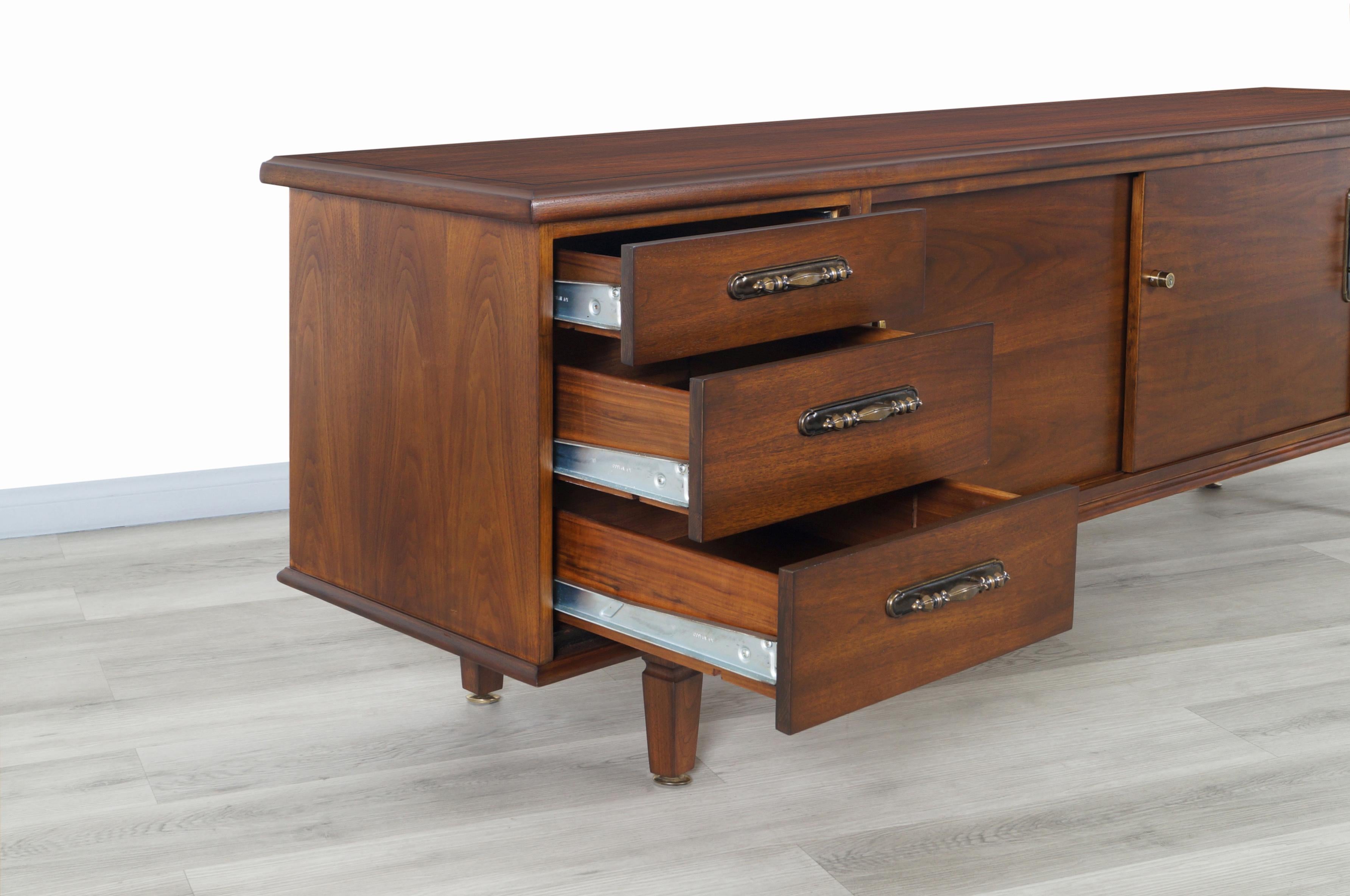 Credenza in noce vintage di Maurice Bailey per Monteverdi Young In condizioni ottime in vendita a North Hollywood, CA