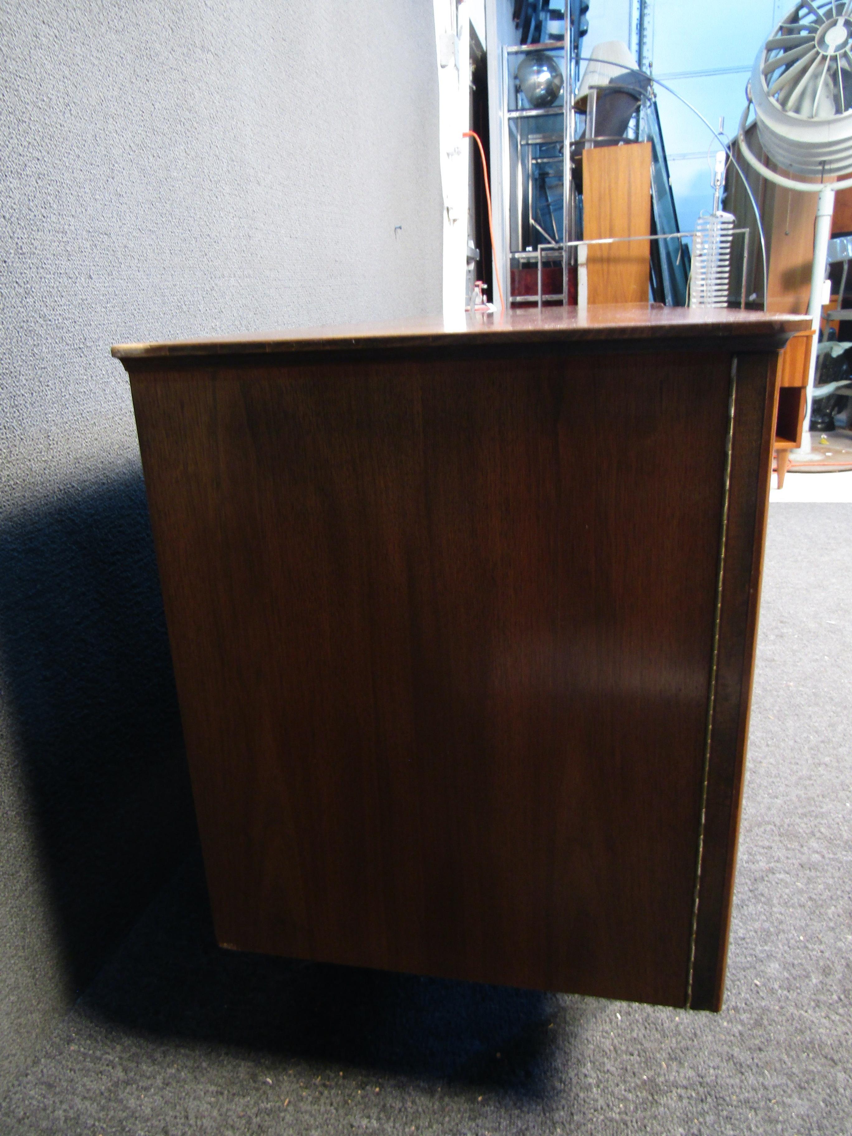 Vintage Walnut Credenza In Good Condition For Sale In Brooklyn, NY