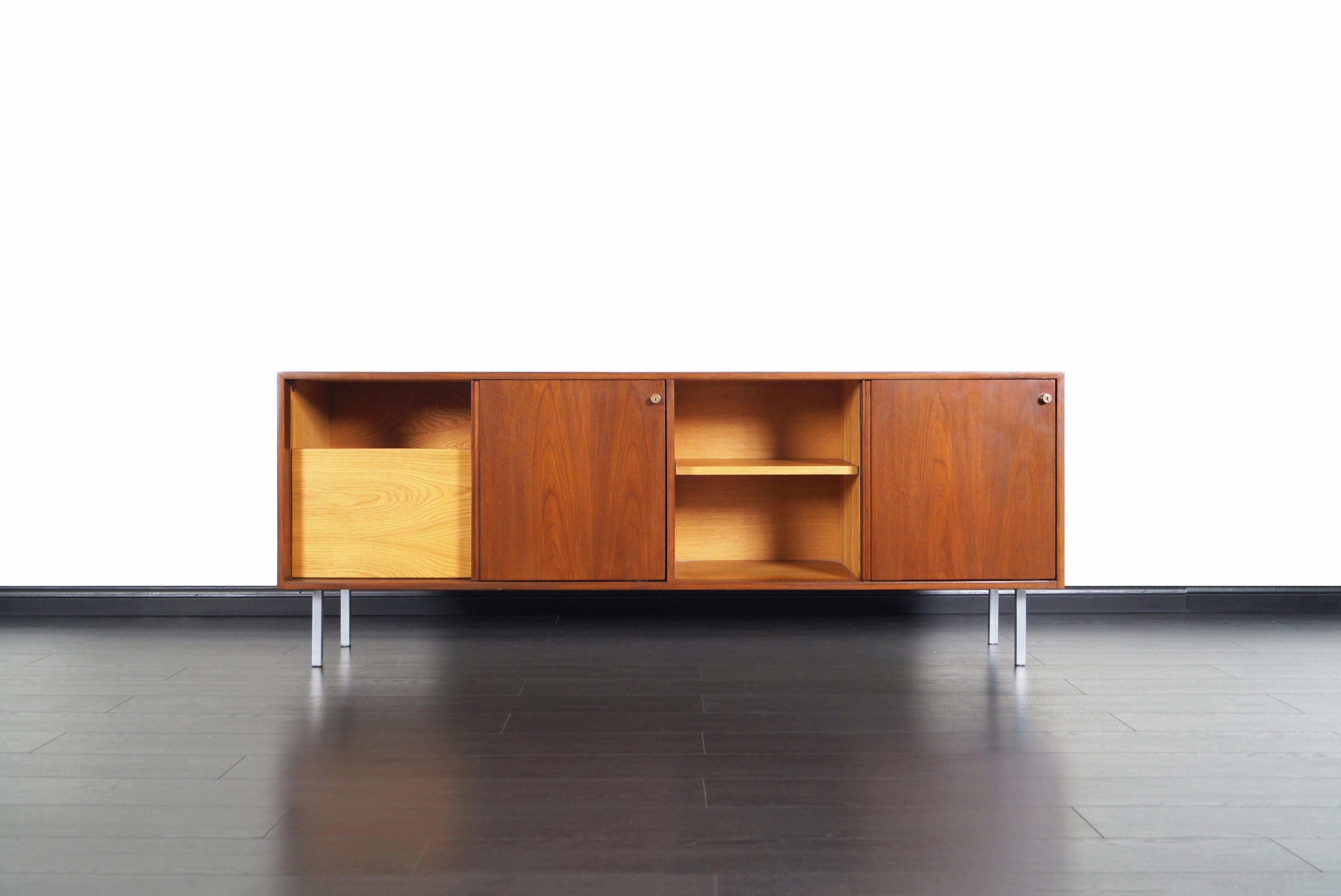 Mid-Century Modern Vintage Walnut Credenza in the Manner of Florence Knoll