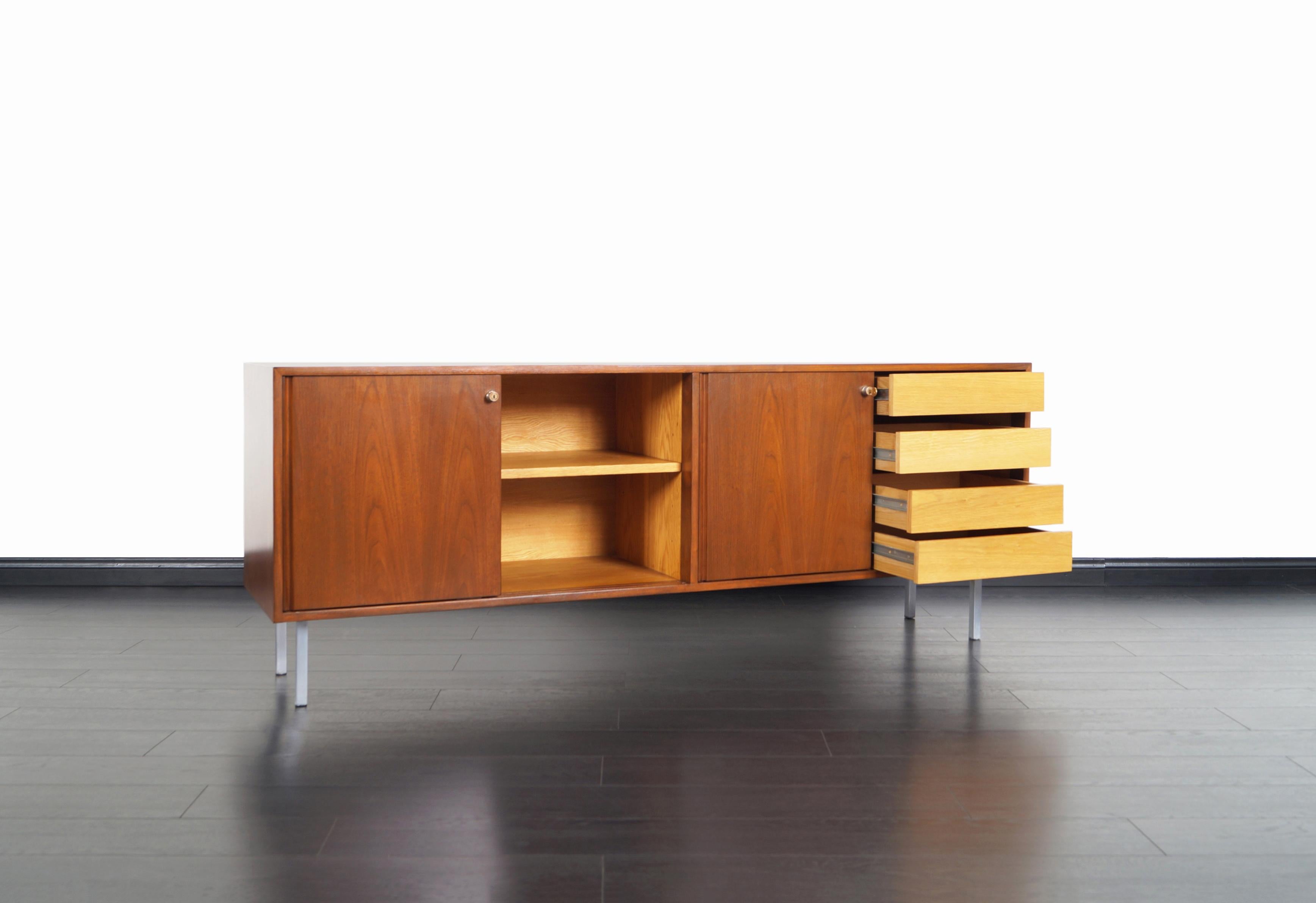 Vintage Walnut Credenza in the Manner of Florence Knoll In Good Condition In North Hollywood, CA