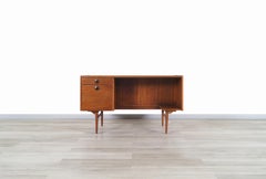 Schreibtisch aus Nussbaumholz von John Caldwell für Brown Saltman