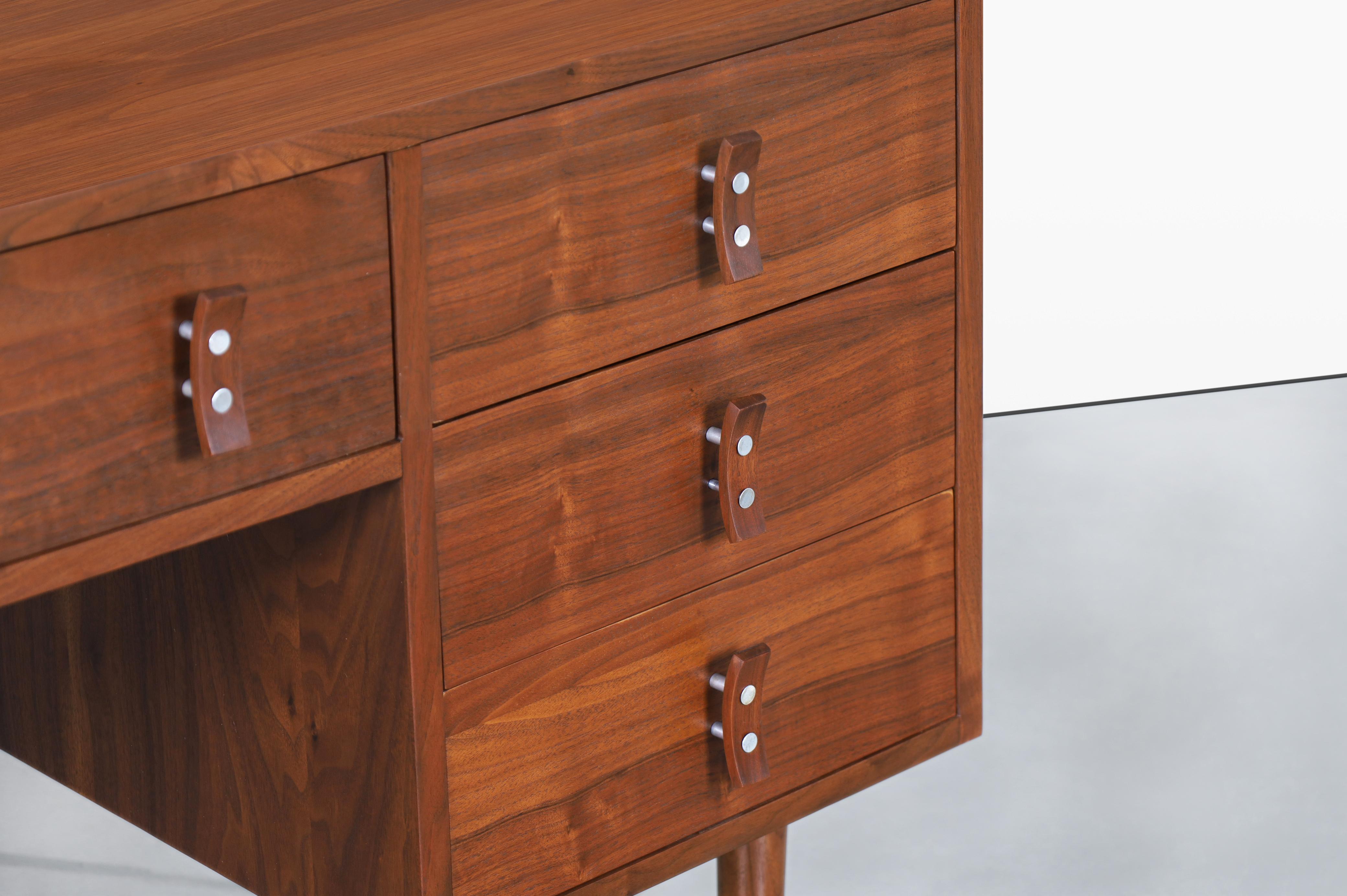 Mid-Century moderno Scrivania vintage in noce di Stanley Young per Glenn of California in vendita