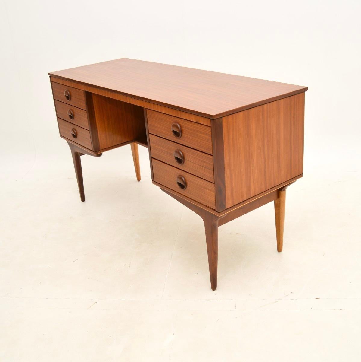 Vintage Walnut Desk In Good Condition For Sale In London, GB
