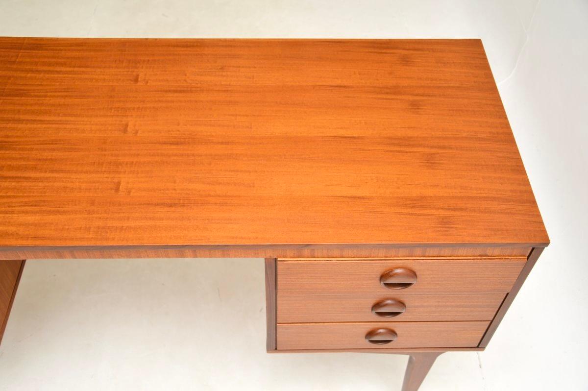Schreibtisch aus Nussbaumholz im Angebot 1