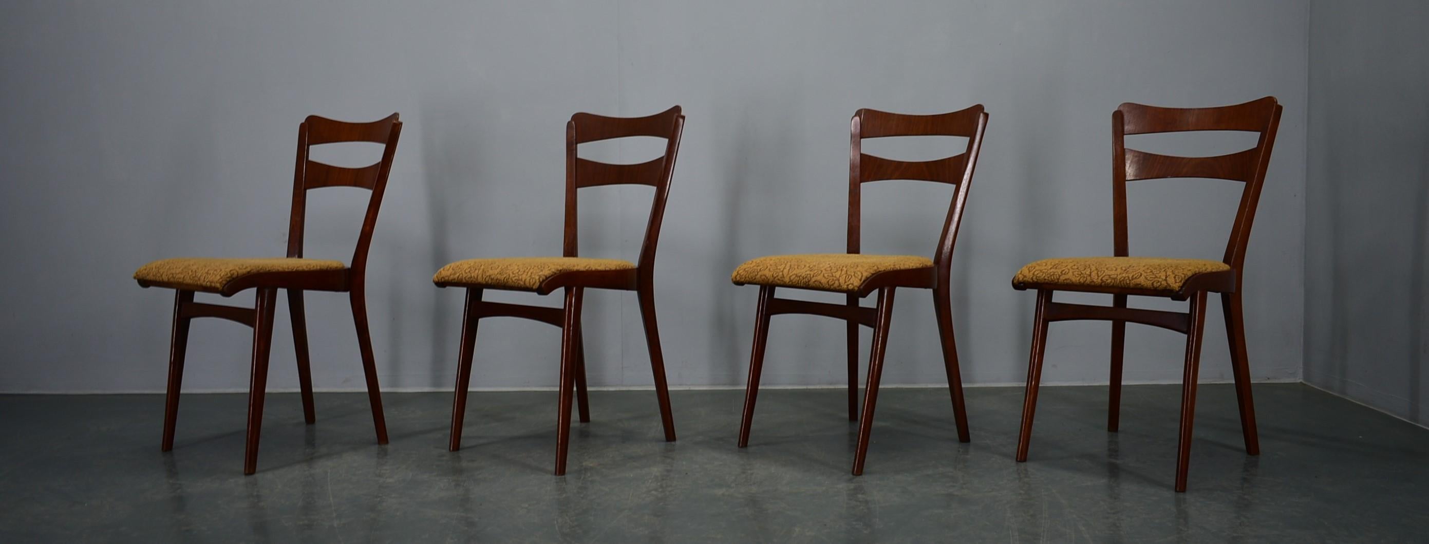 Altezza della seduta 45 cm
tappezzeria pulita
legno lucidato
olio per ristrutturazioni usato
Produttore Mier Topolcany