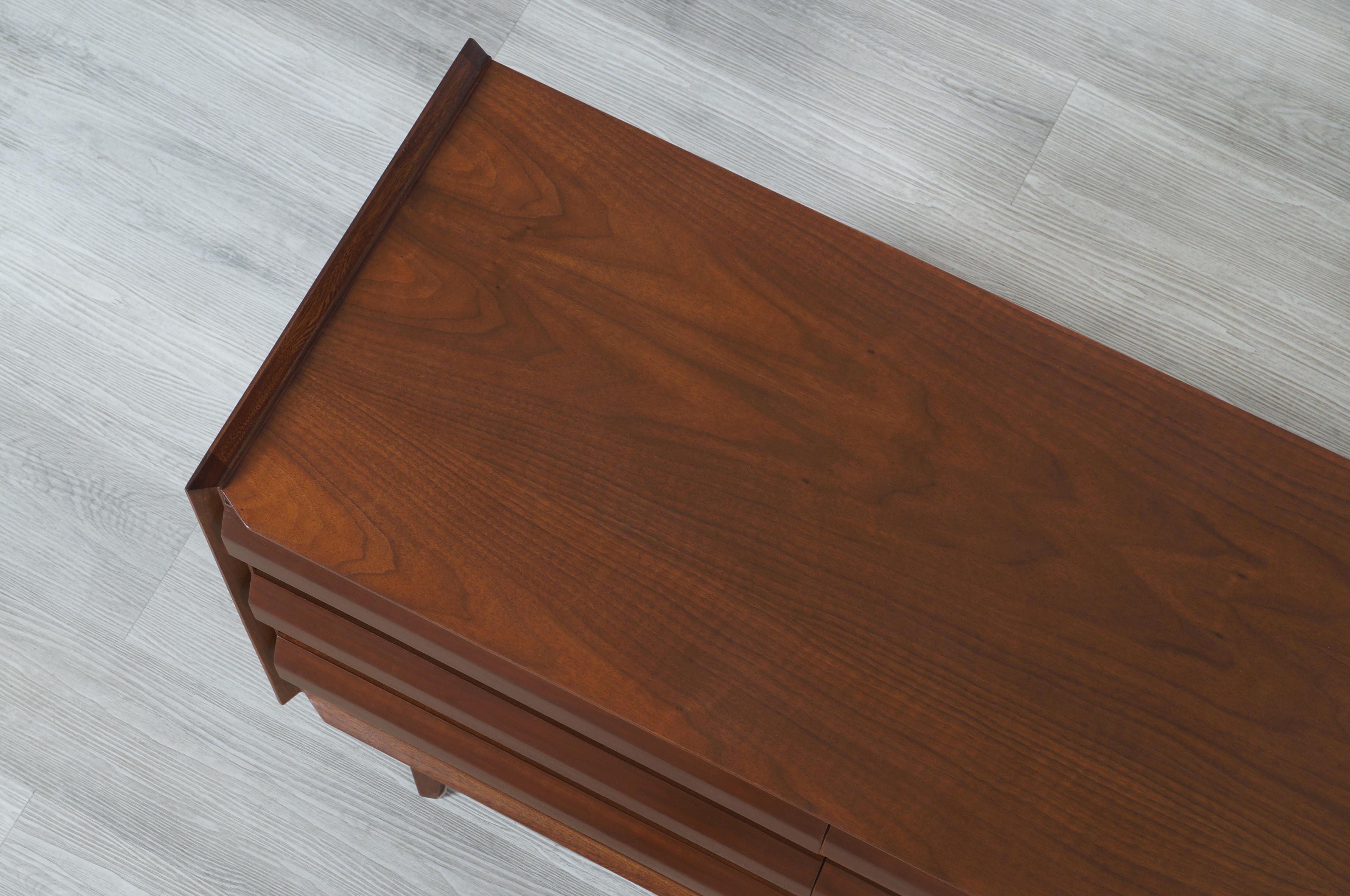 Commode vintage en noyer par Lane en vente 4