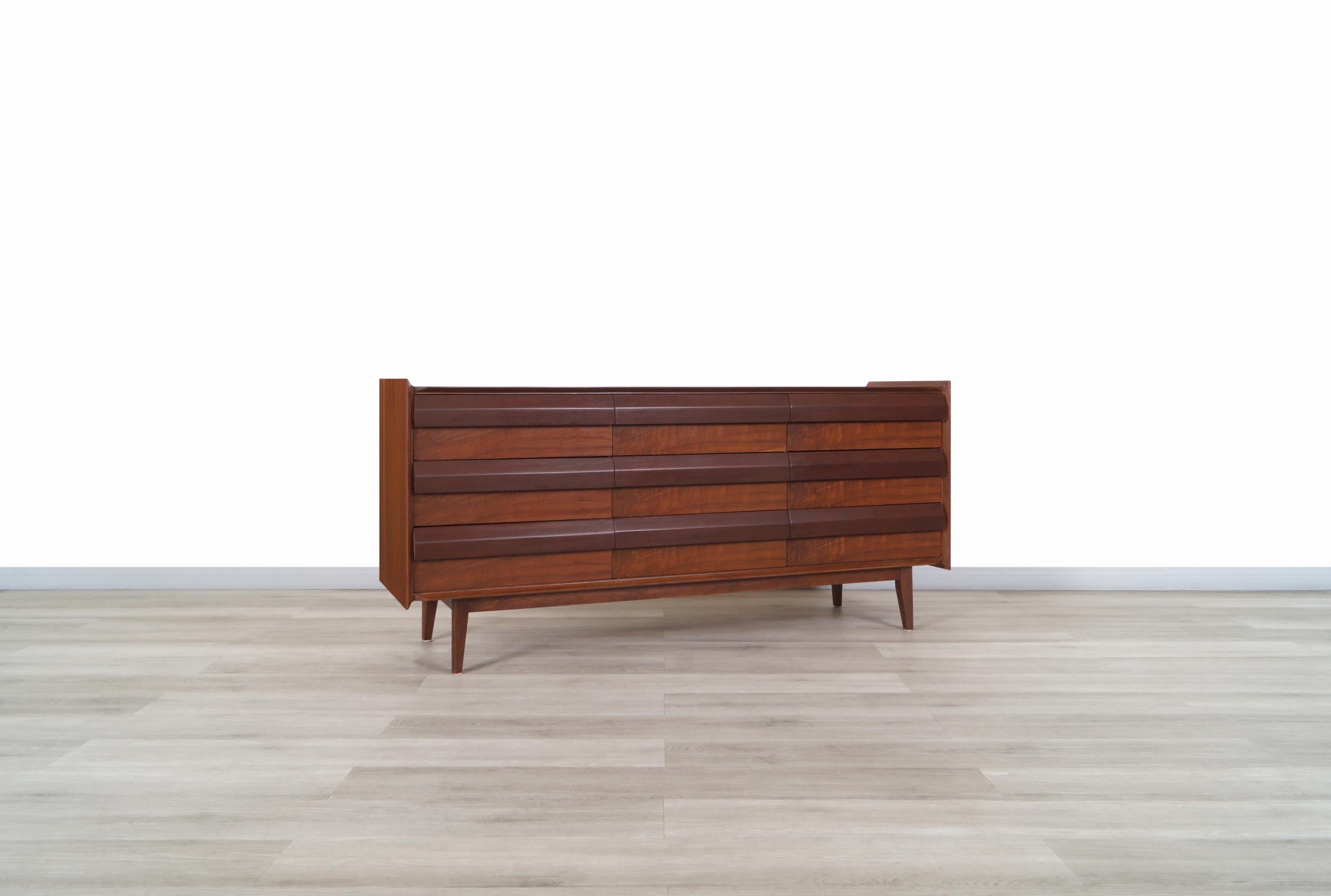 Beautiful vintage walnut dresser designed and manufactured by Lane Furniture Company in United States, circa 1960s. This dresser has a minimalist but highly functional design. It’s made from walnut that offers a magnificent contrast of colors around