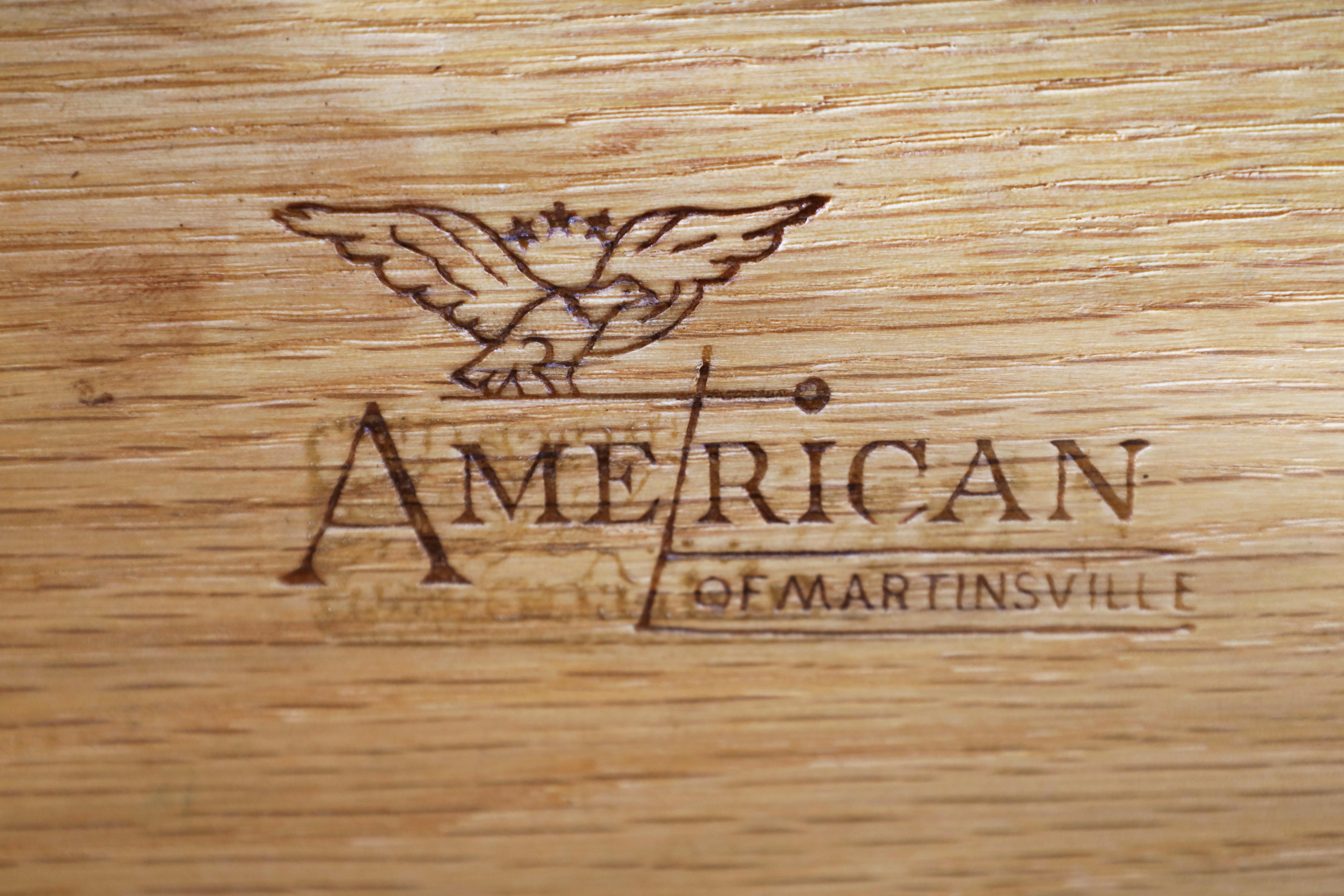 Cómoda vintage de nogal de Merton L. Gershun American of Martinsville en venta 2