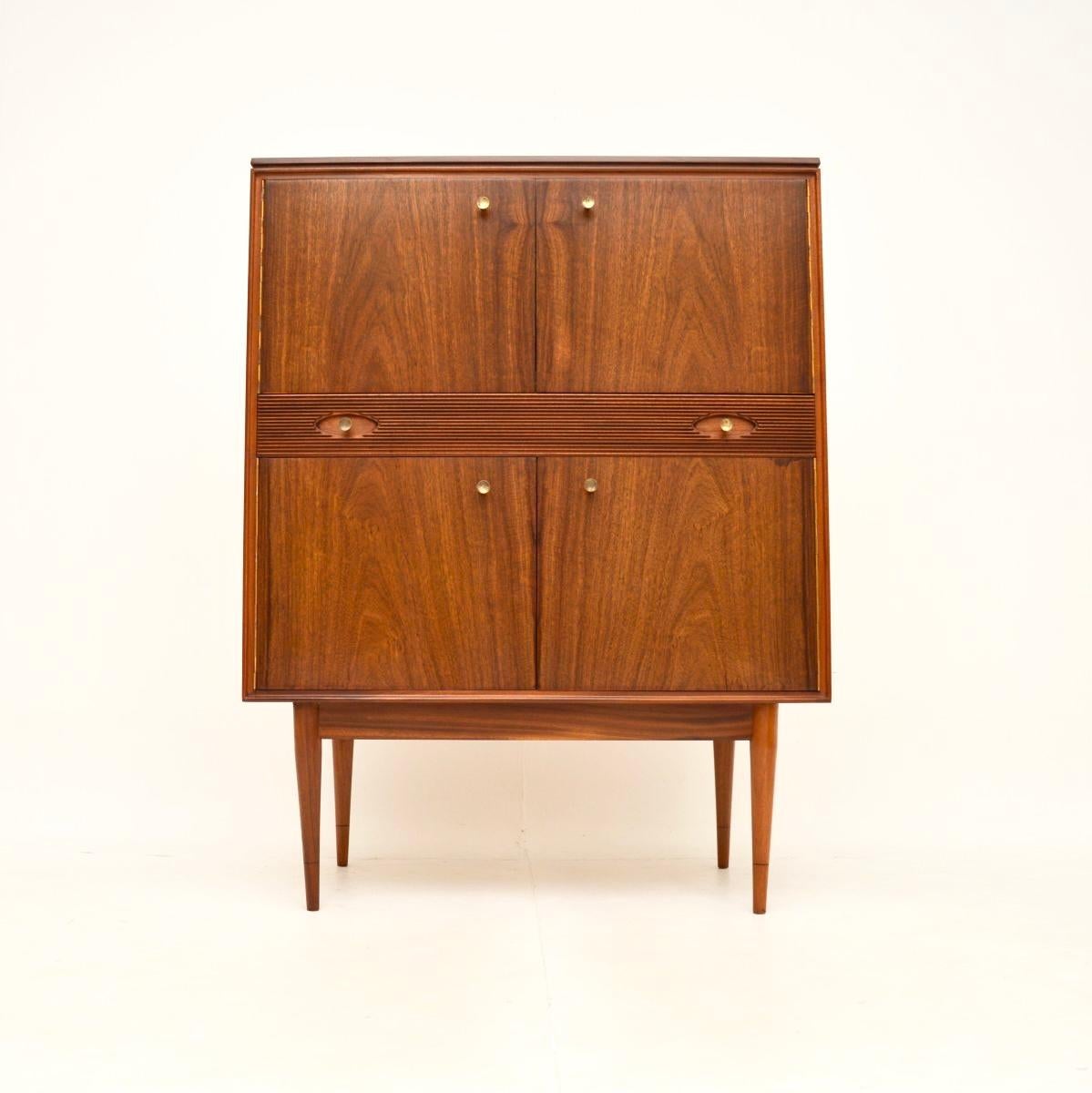 Ein atemberaubender Vintage-Getränkeschrank aus Nussbaumholz von Robert Heritage für Archie Shine. Dieses Modell ist Teil der preisgekrönten Hamilton-Serie, wurde in England hergestellt und stammt aus den 1960er Jahren.

Das ist von hervorragender