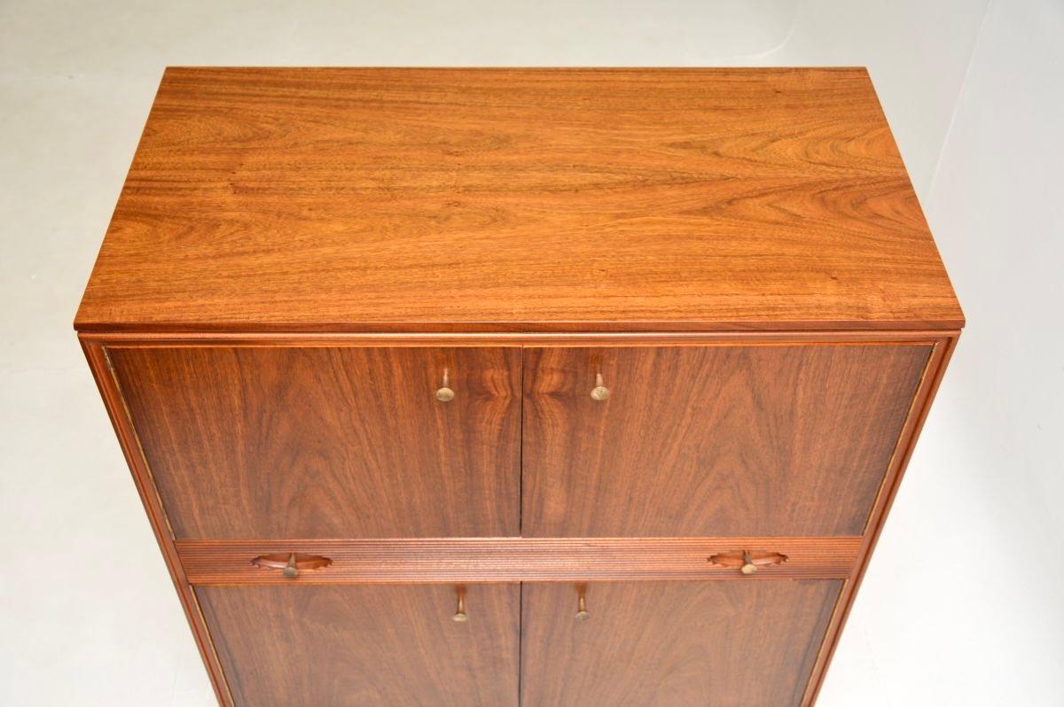 Vintage Getränkeschrank aus Nussbaumholz von Robert Heritage für Archie Shine (Moderne der Mitte des Jahrhunderts)