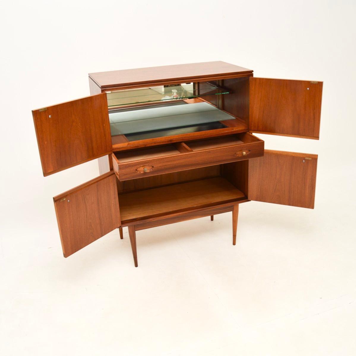 Vintage Getränkeschrank aus Nussbaumholz von Robert Heritage für Archie Shine (Britisch)