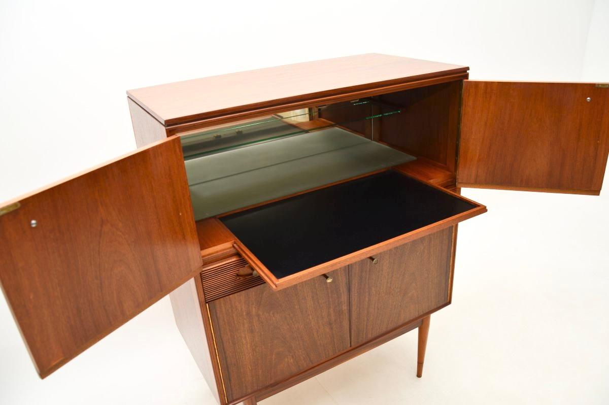 Vintage Getränkeschrank aus Nussbaumholz von Robert Heritage für Archie Shine im Zustand „Gut“ in London, GB